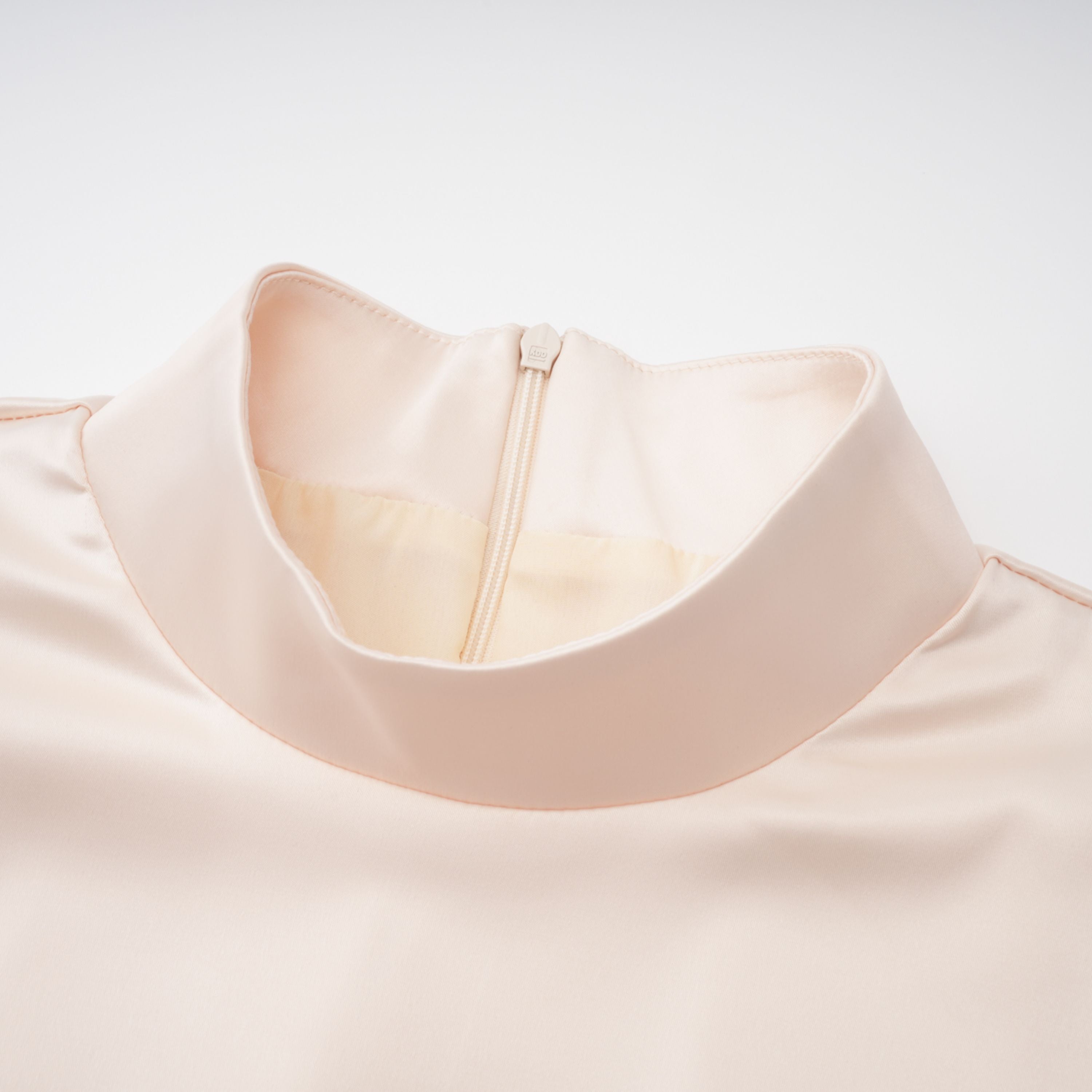 Roxanne Set aus Bluse mit Stehkragen in neutraler Farbe und Meerjungfrauenrock