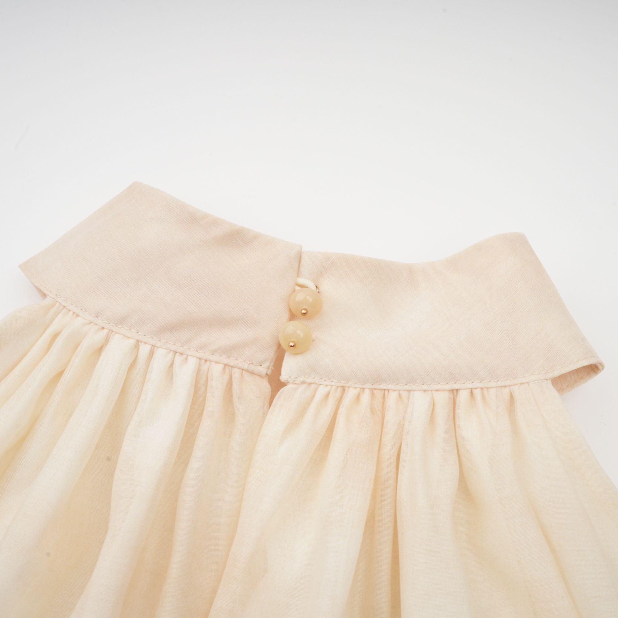 فستان دلفين متوسط الطول بطبعات متعددة الطبقات