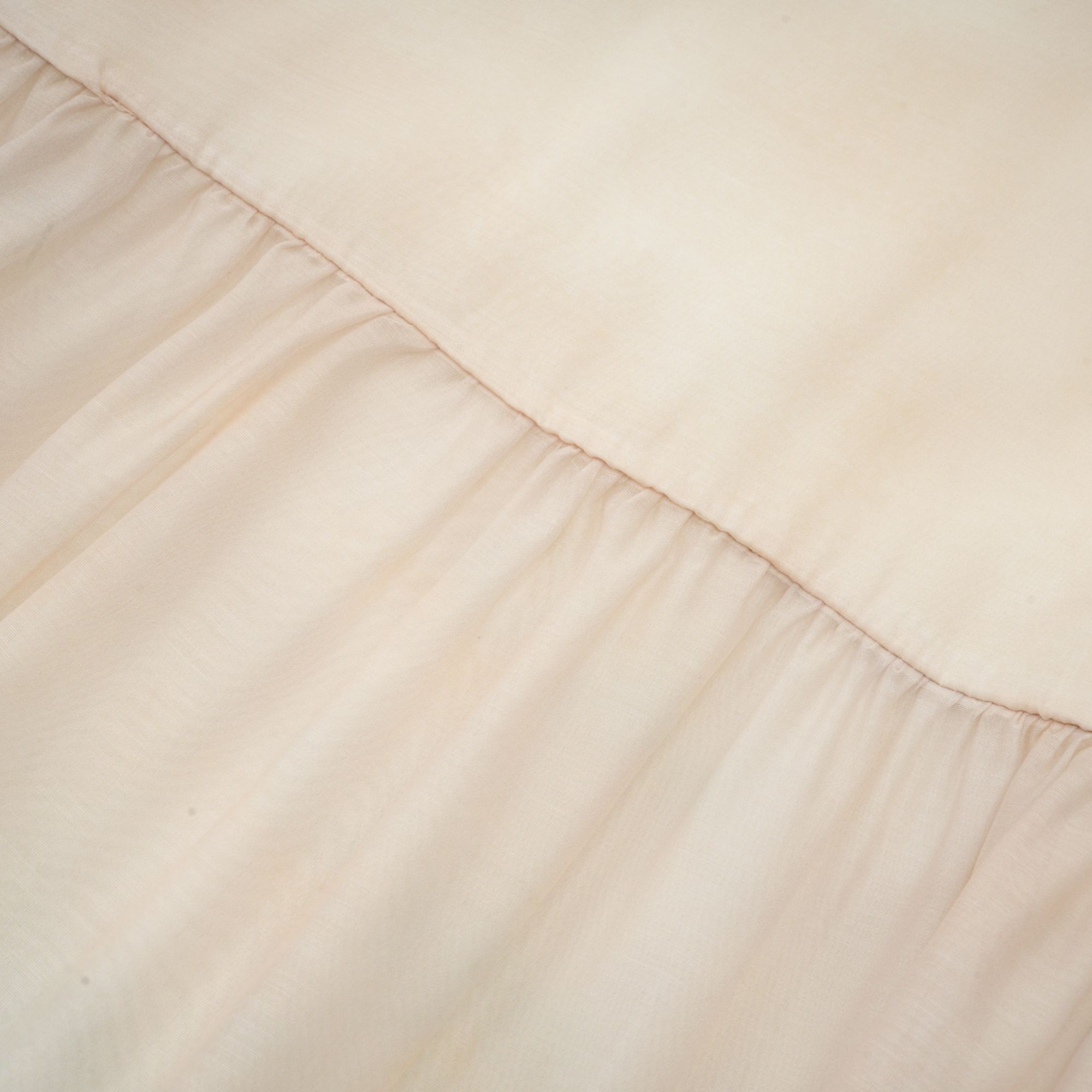 فستان دلفين متوسط الطول بطبعات متعددة الطبقات