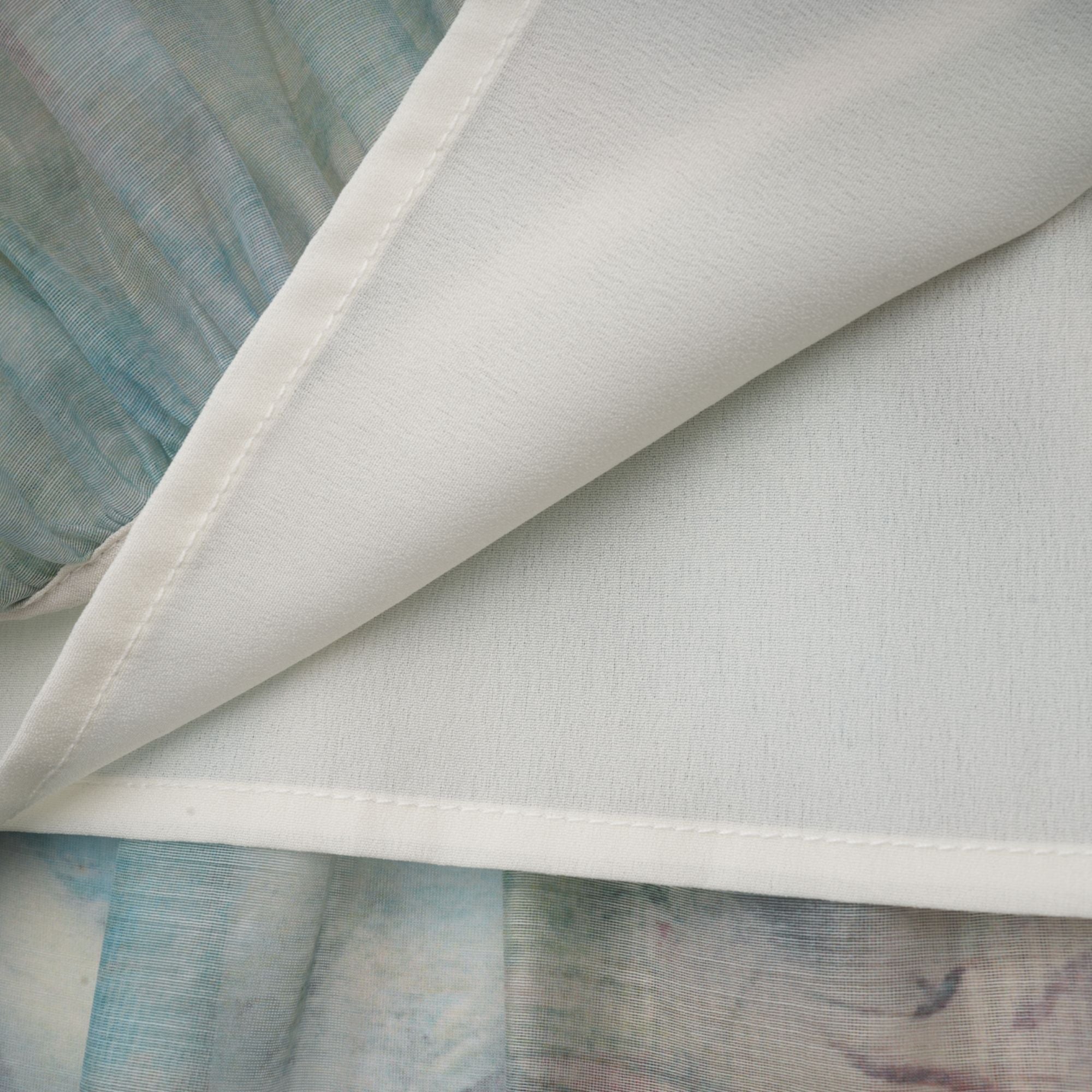 فستان دلفين متوسط الطول بطبعات متعددة الطبقات