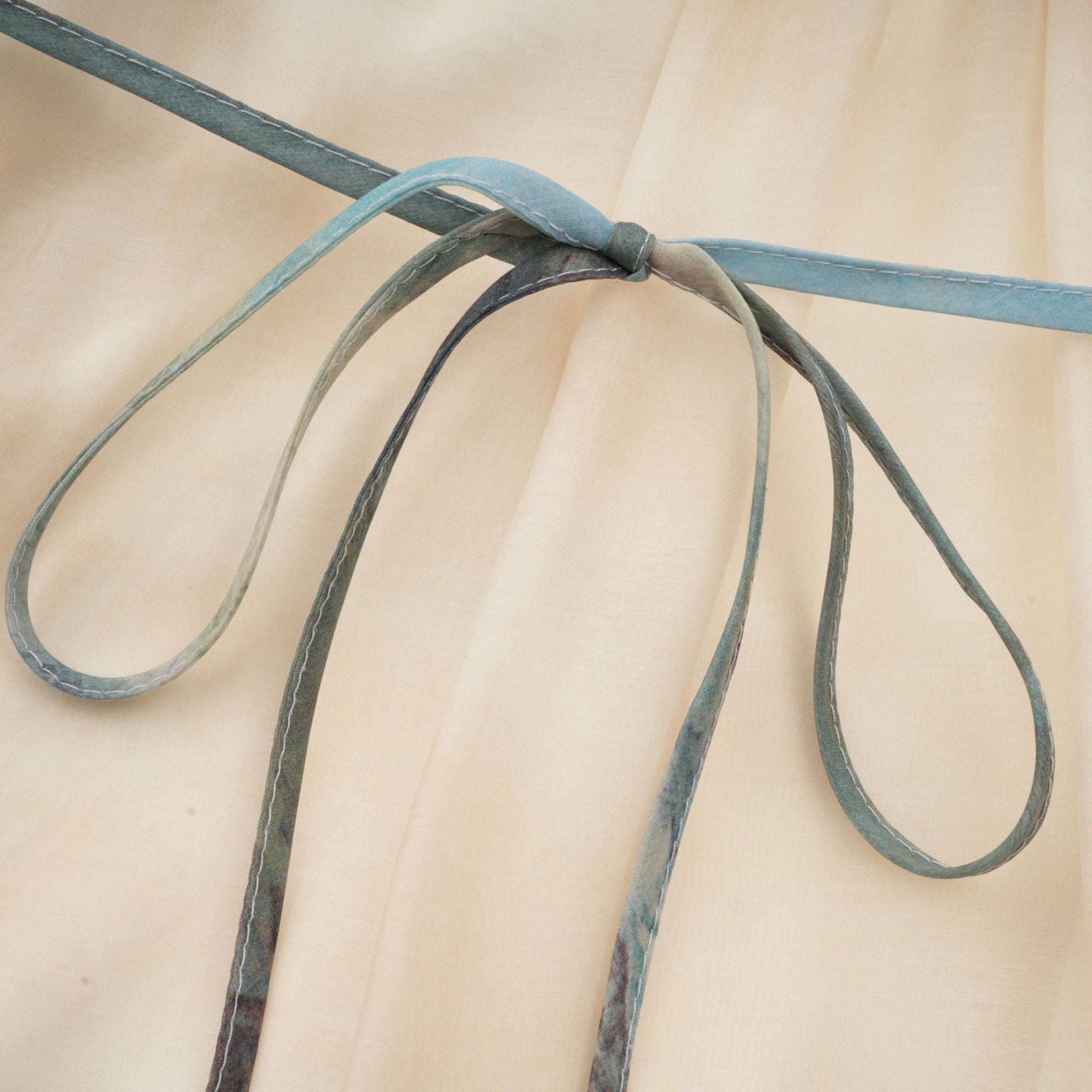 فستان دلفين متوسط الطول بطبعات متعددة الطبقات