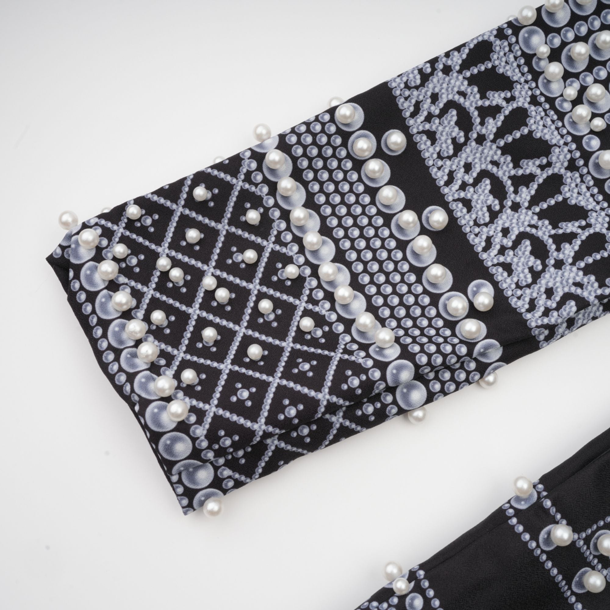 فستان بليزر بفتحة رقبة على شكل حرف V وطبعة نمط كاثرين