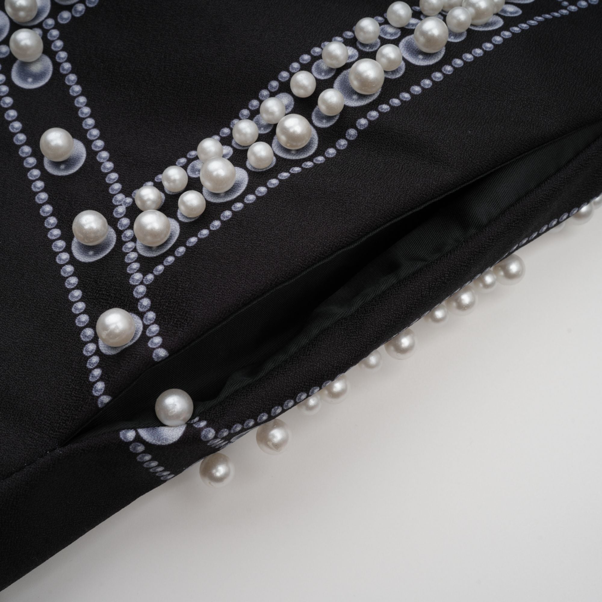 فستان بليزر بفتحة رقبة على شكل حرف V وطبعة نمط كاثرين