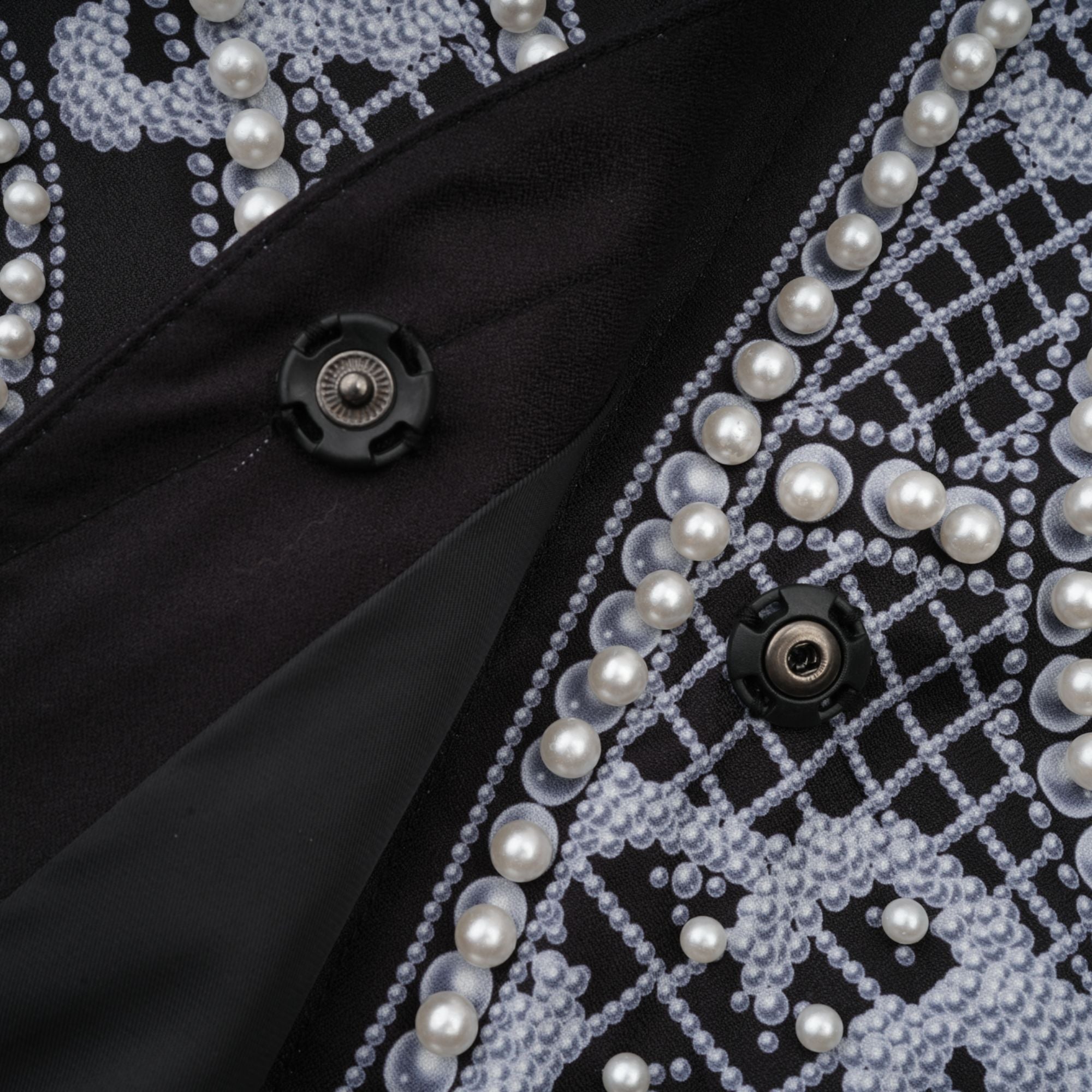 فستان بليزر بفتحة رقبة على شكل حرف V وطبعة نمط كاثرين