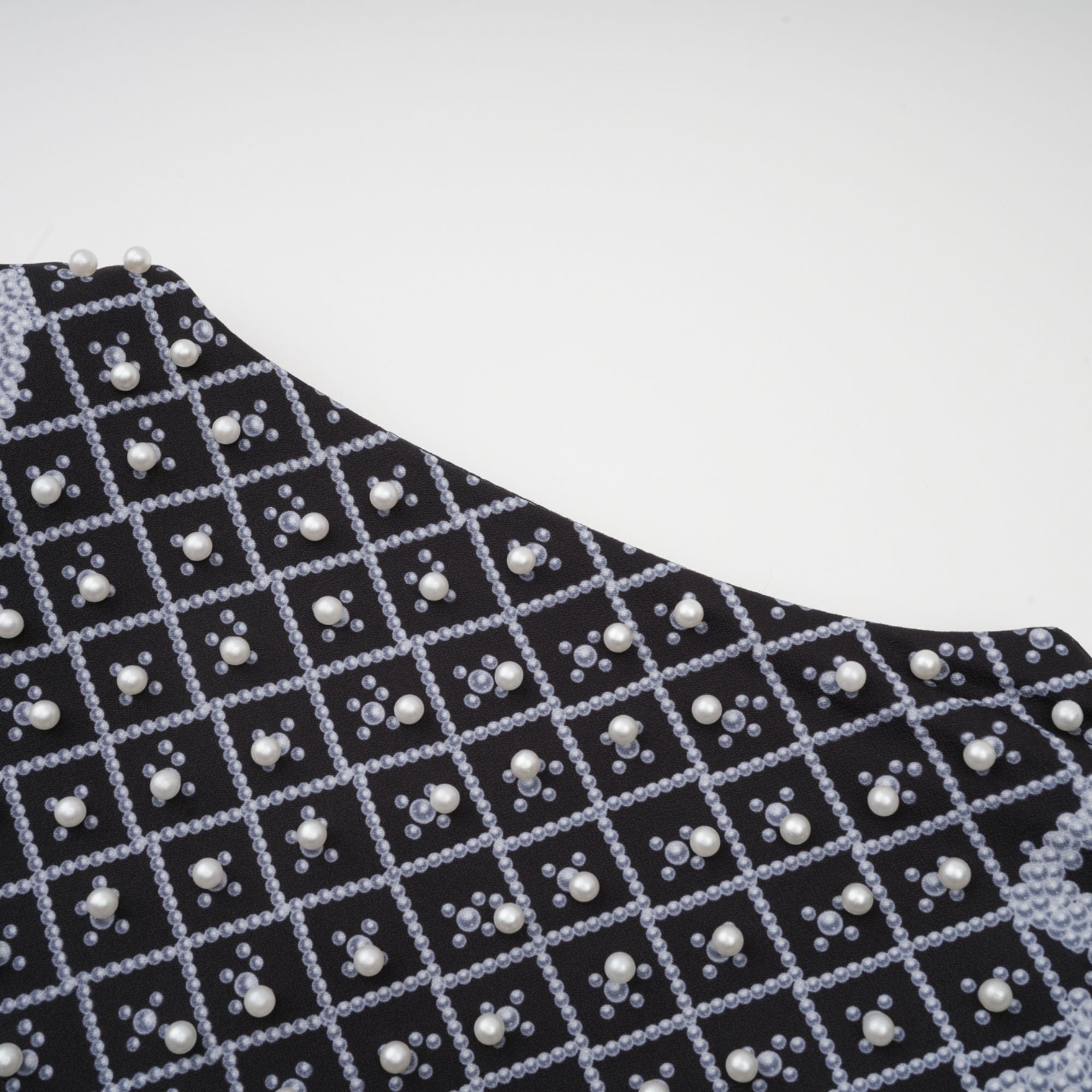 فستان بليزر بفتحة رقبة على شكل حرف V وطبعة نمط كاثرين