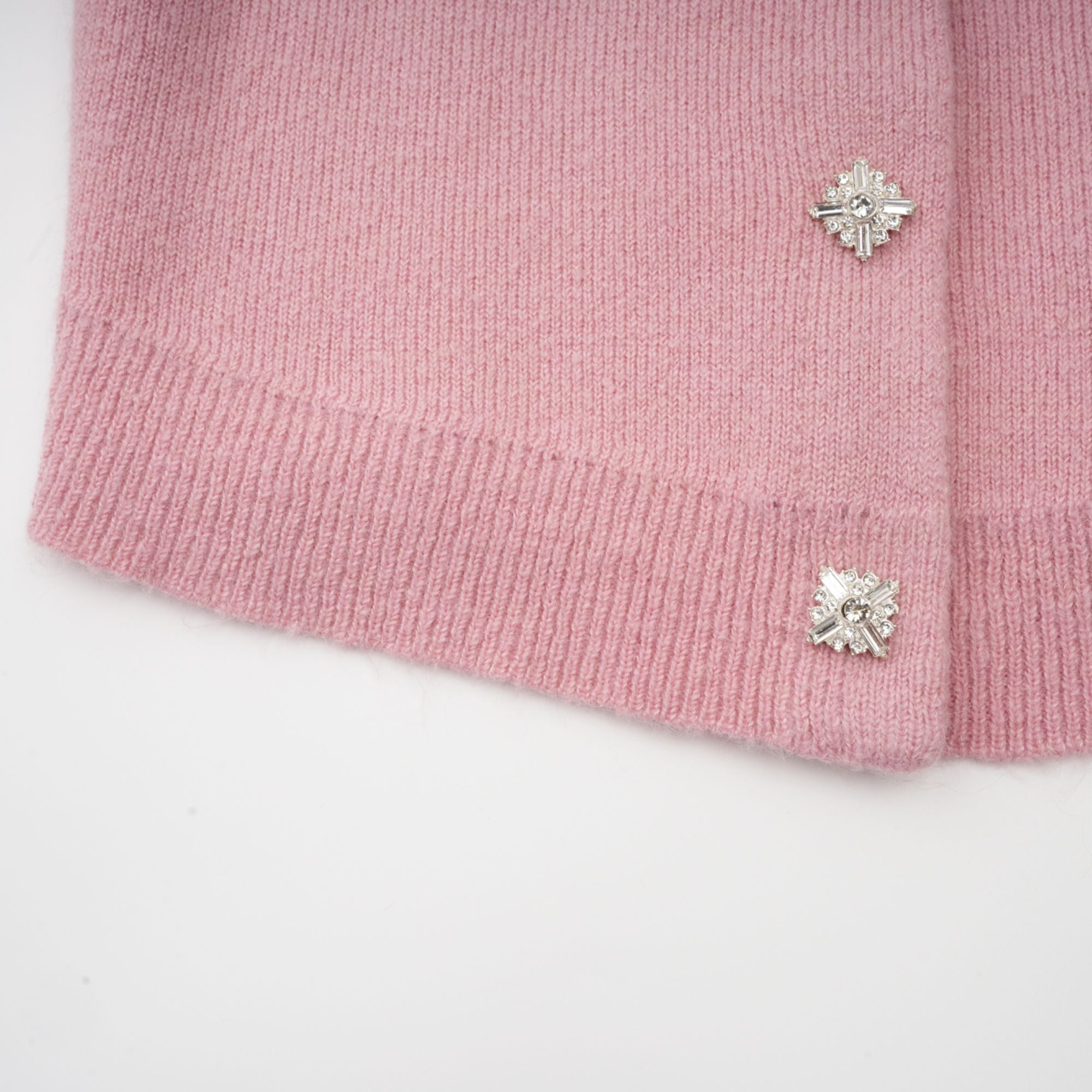 طقم رينيه الوردي المزين بالسترة والتنورة المتطابقة