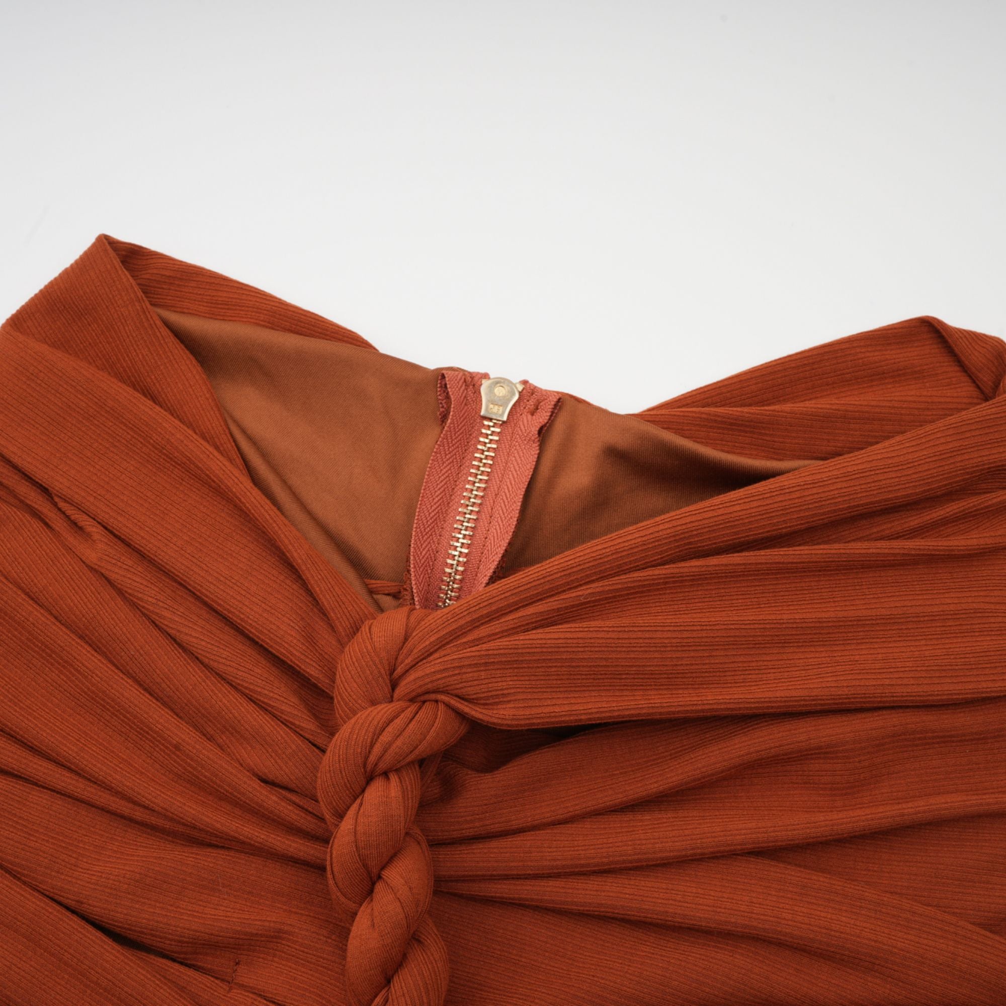 طقم Célestine بني اللون مكون من بلوزة وتنورة متناسقة مقطوعة بشكل ملتوي