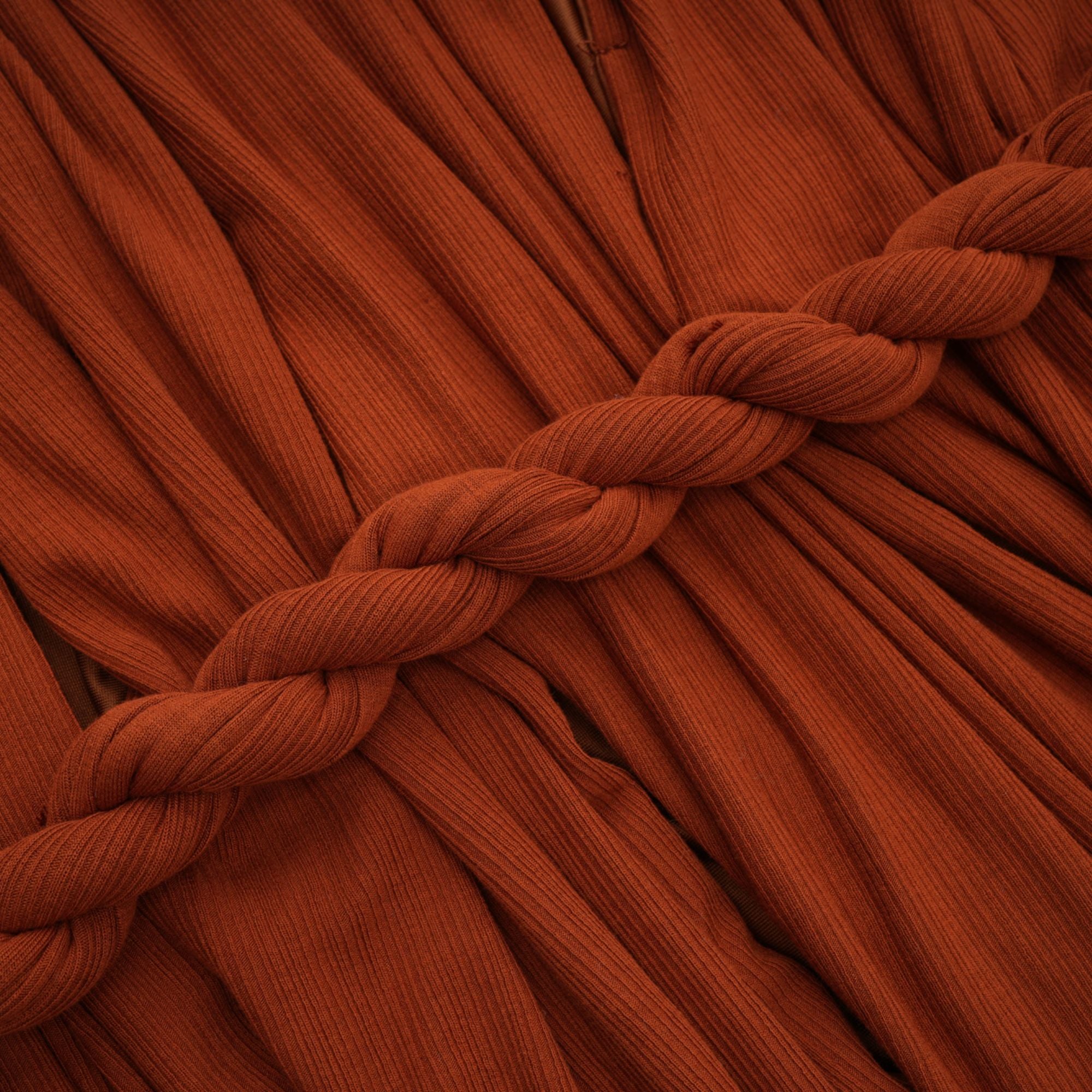 طقم Célestine بني اللون مكون من بلوزة وتنورة متناسقة مقطوعة بشكل ملتوي