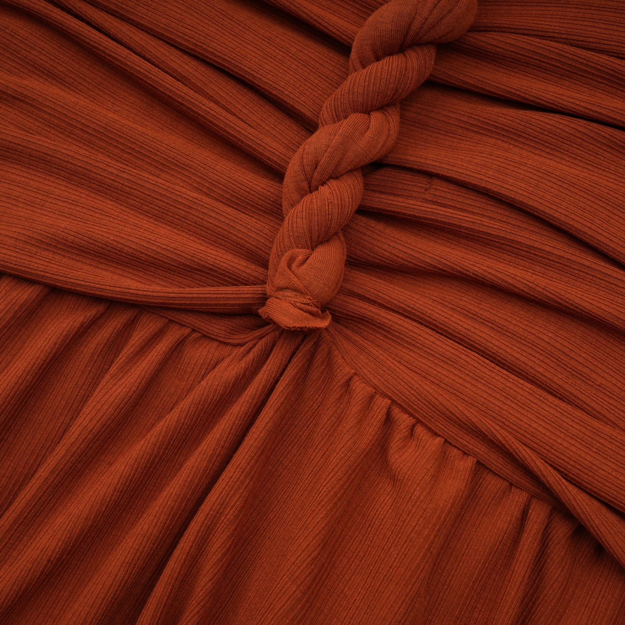 طقم Célestine بني اللون مكون من بلوزة وتنورة متناسقة مقطوعة بشكل ملتوي