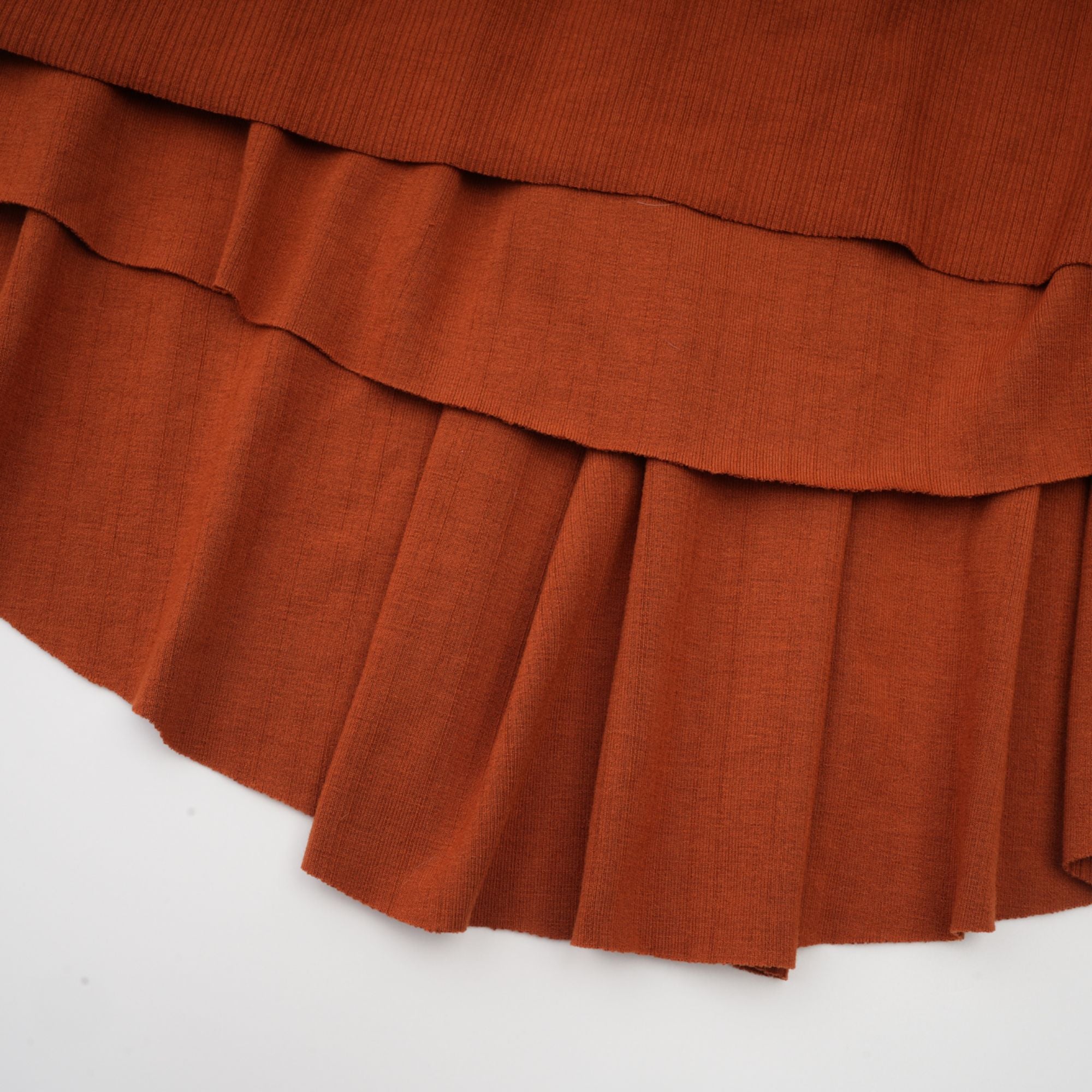 طقم Célestine بني اللون مكون من بلوزة وتنورة متناسقة مقطوعة بشكل ملتوي