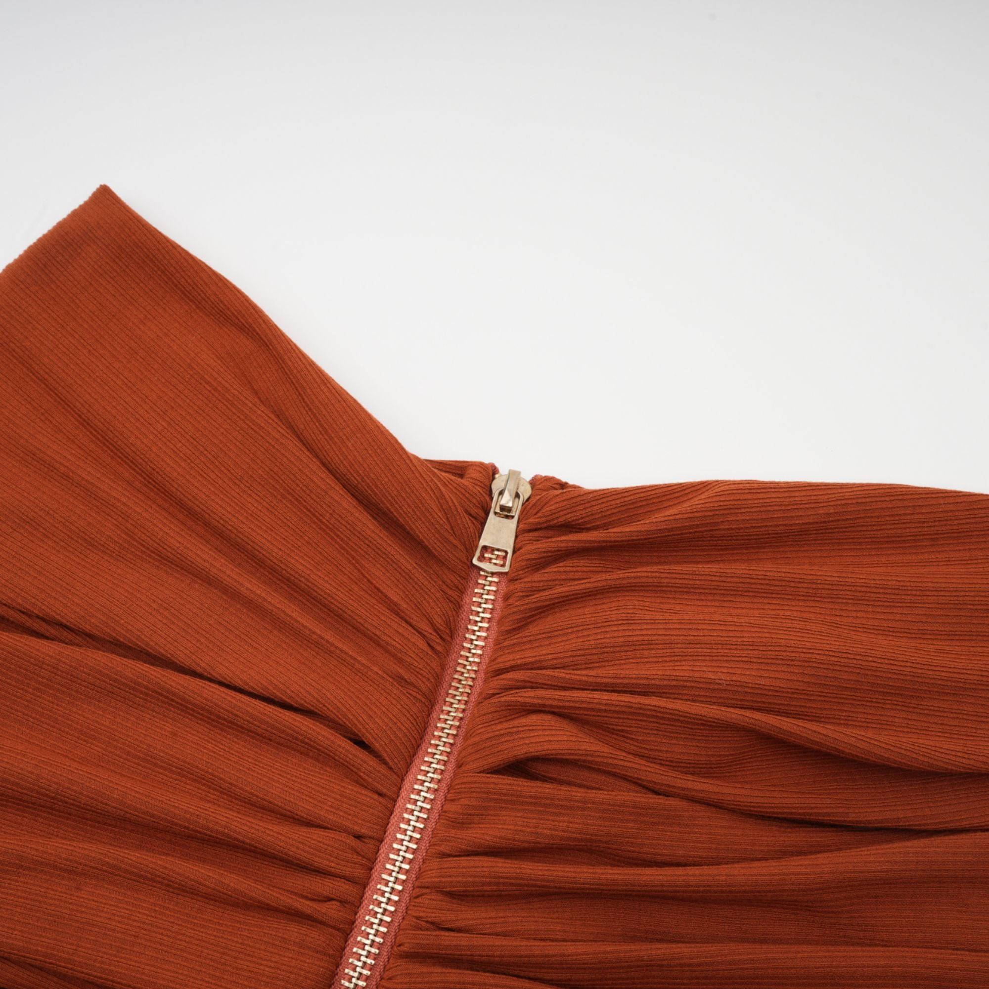 طقم Célestine بني اللون مكون من بلوزة وتنورة متناسقة مقطوعة بشكل ملتوي