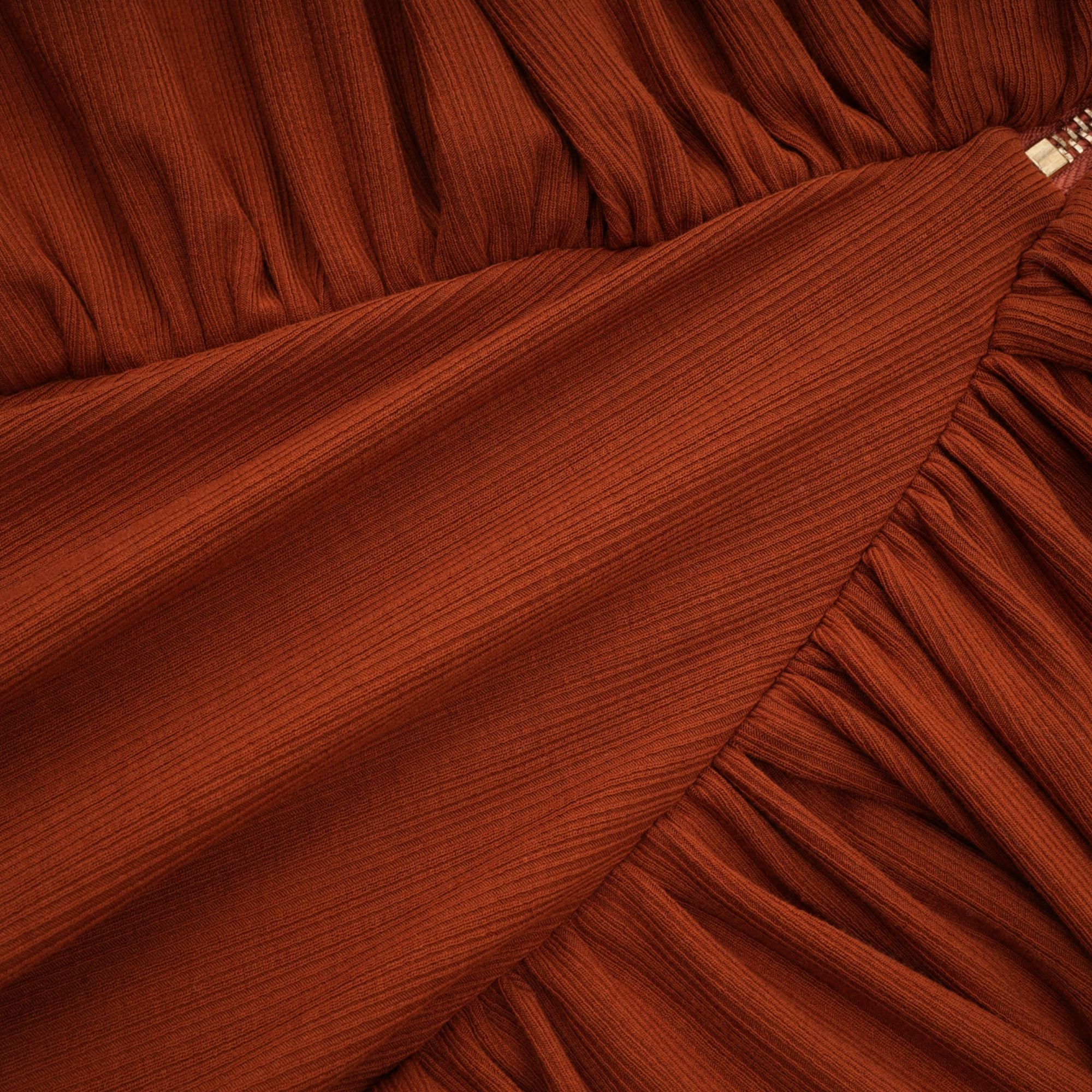 طقم Célestine بني اللون مكون من بلوزة وتنورة متناسقة مقطوعة بشكل ملتوي