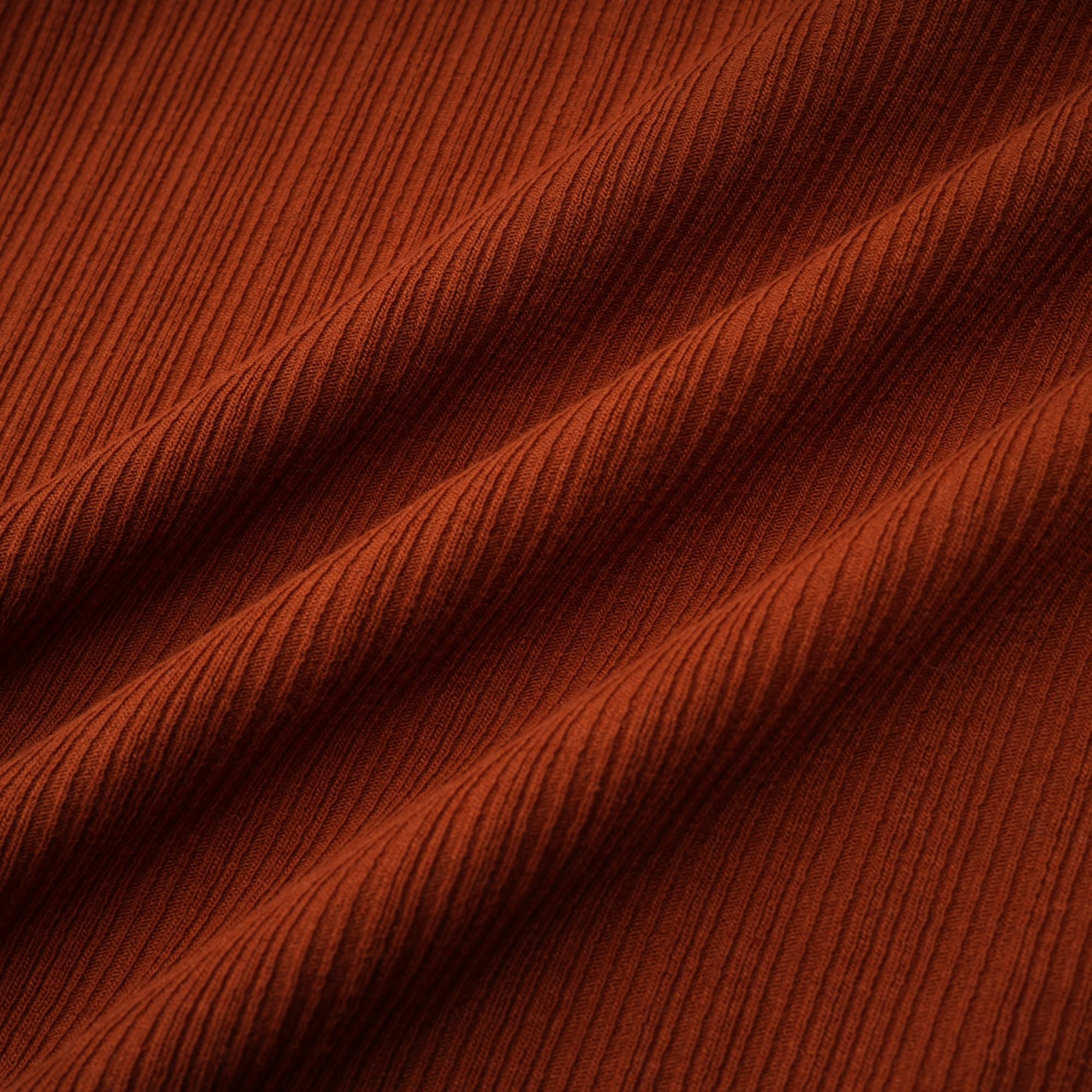 طقم Célestine بني اللون مكون من بلوزة وتنورة متناسقة مقطوعة بشكل ملتوي