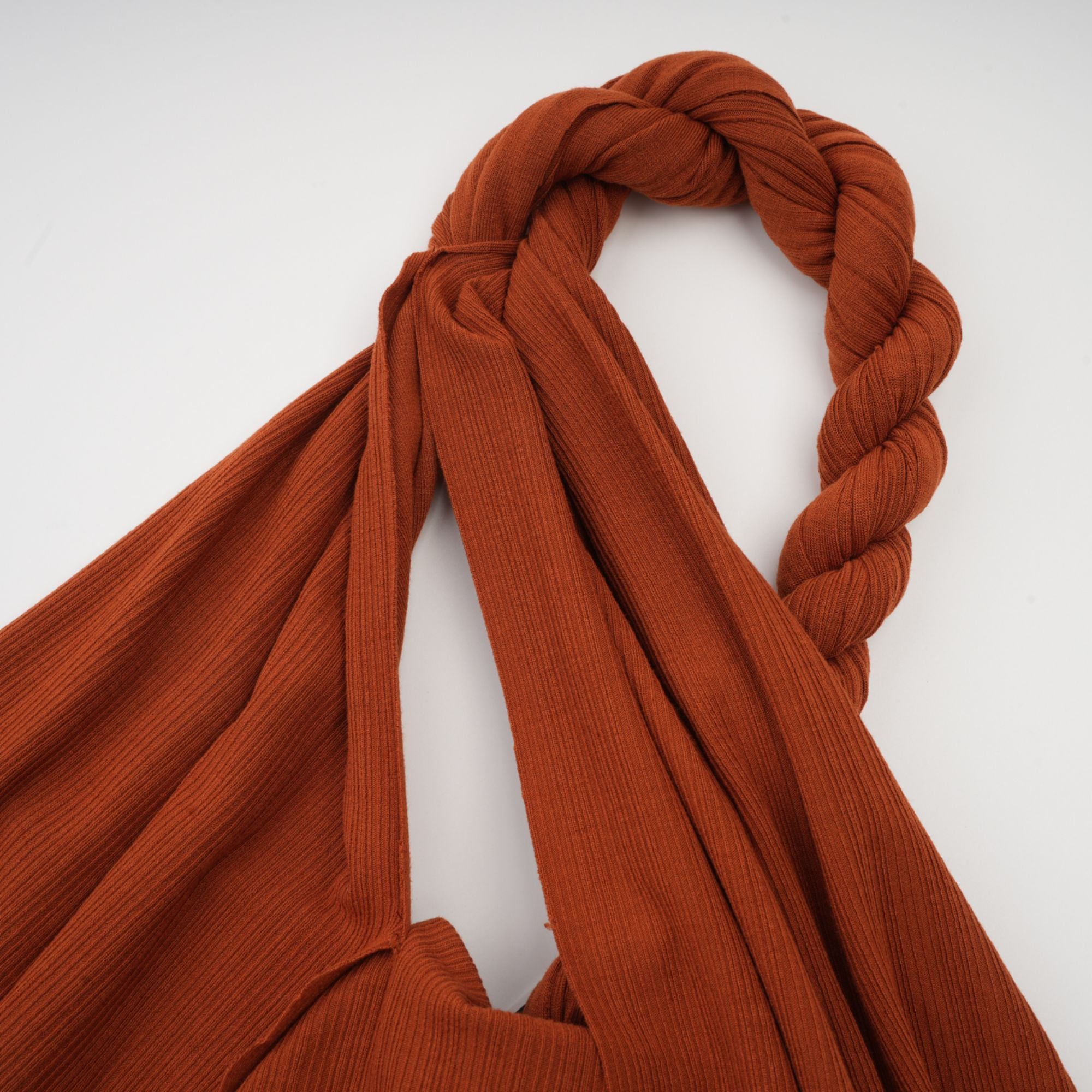 طقم Célestine بني اللون مكون من بلوزة وتنورة متناسقة مقطوعة بشكل ملتوي