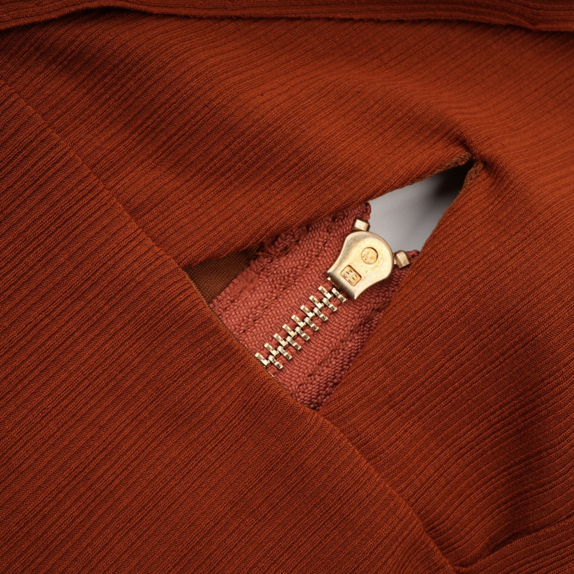 طقم Célestine بني اللون مكون من بلوزة وتنورة متناسقة مقطوعة بشكل ملتوي