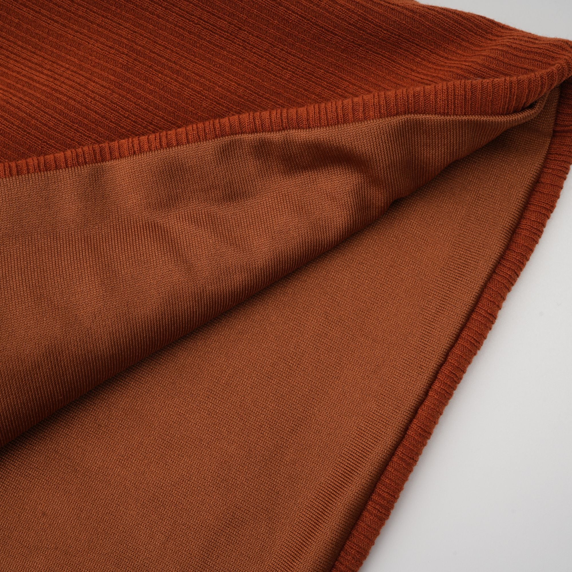 طقم Célestine بني اللون مكون من بلوزة وتنورة متناسقة مقطوعة بشكل ملتوي