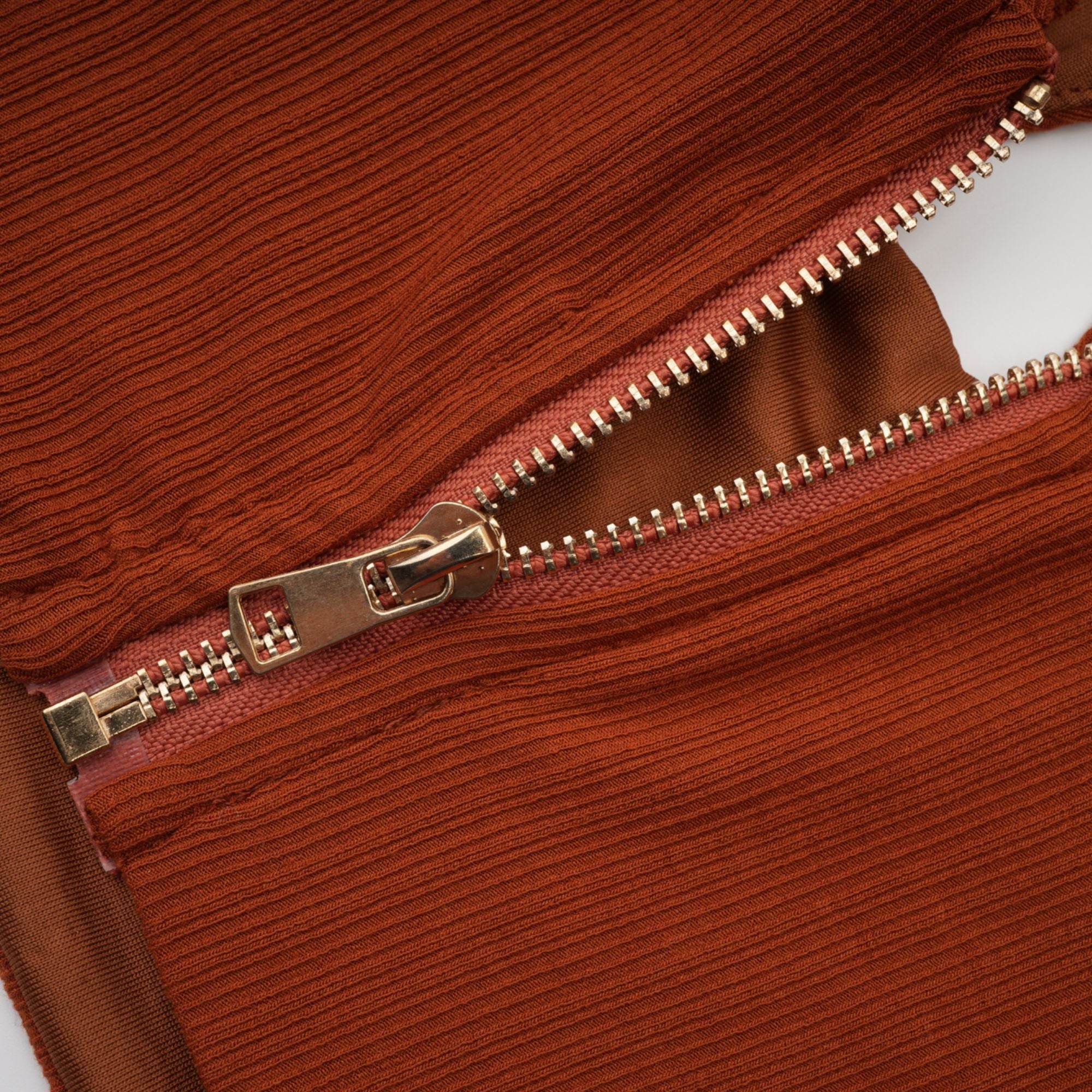 طقم Célestine بني اللون مكون من بلوزة وتنورة متناسقة مقطوعة بشكل ملتوي