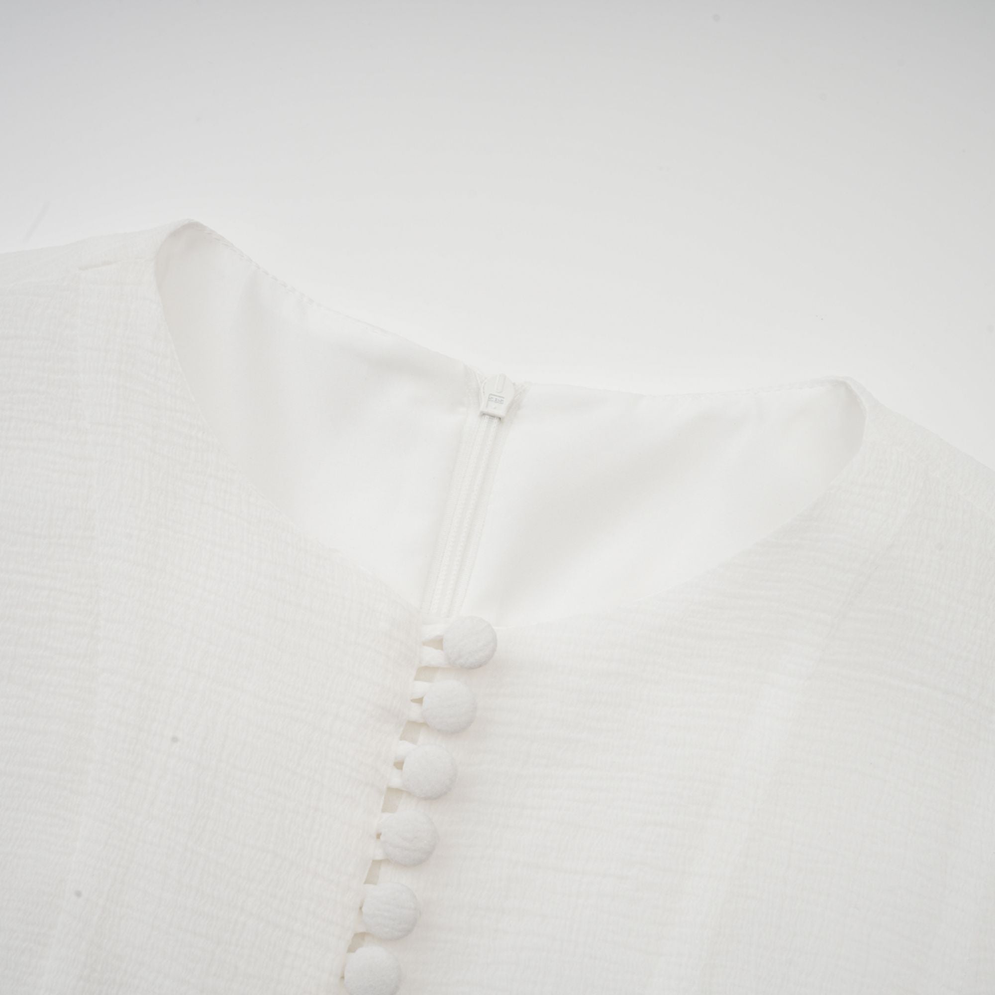 فستان أناييس قصير شفاف وواسع من الأسفل