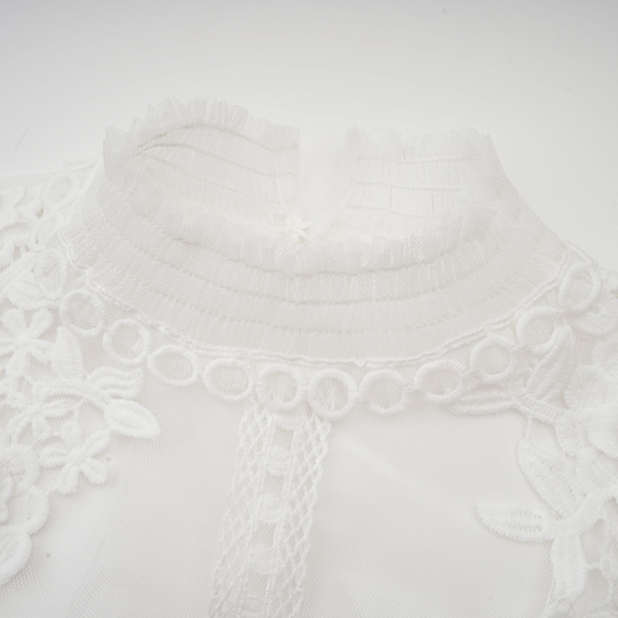 بلوزة آيزا شبه شفافة مزينة بالزهور