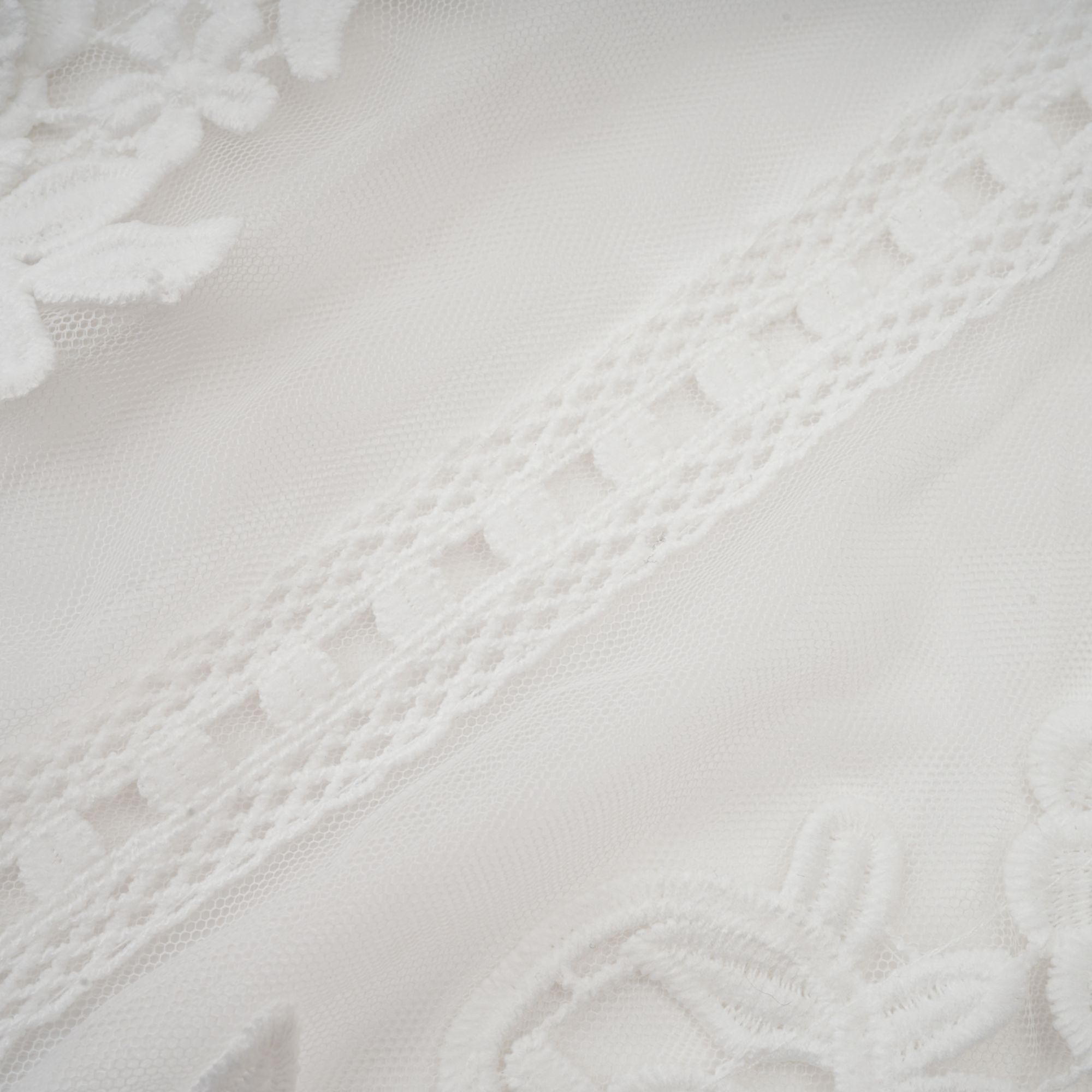 بلوزة آيزا شبه شفافة مزينة بالزهور