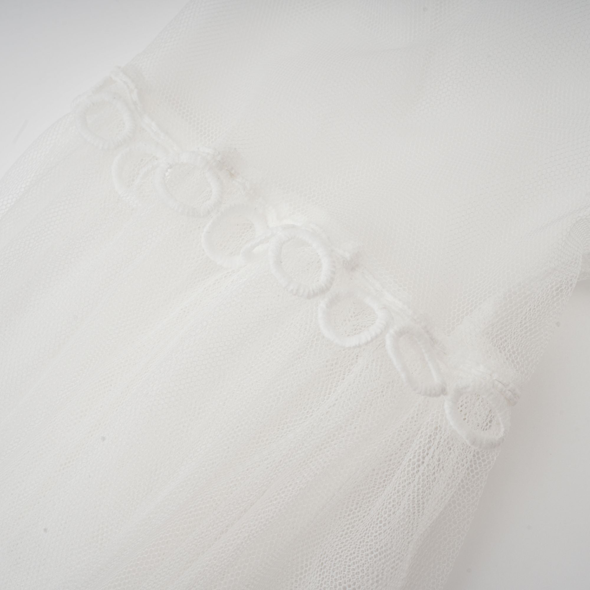 بلوزة آيزا شبه شفافة مزينة بالزهور