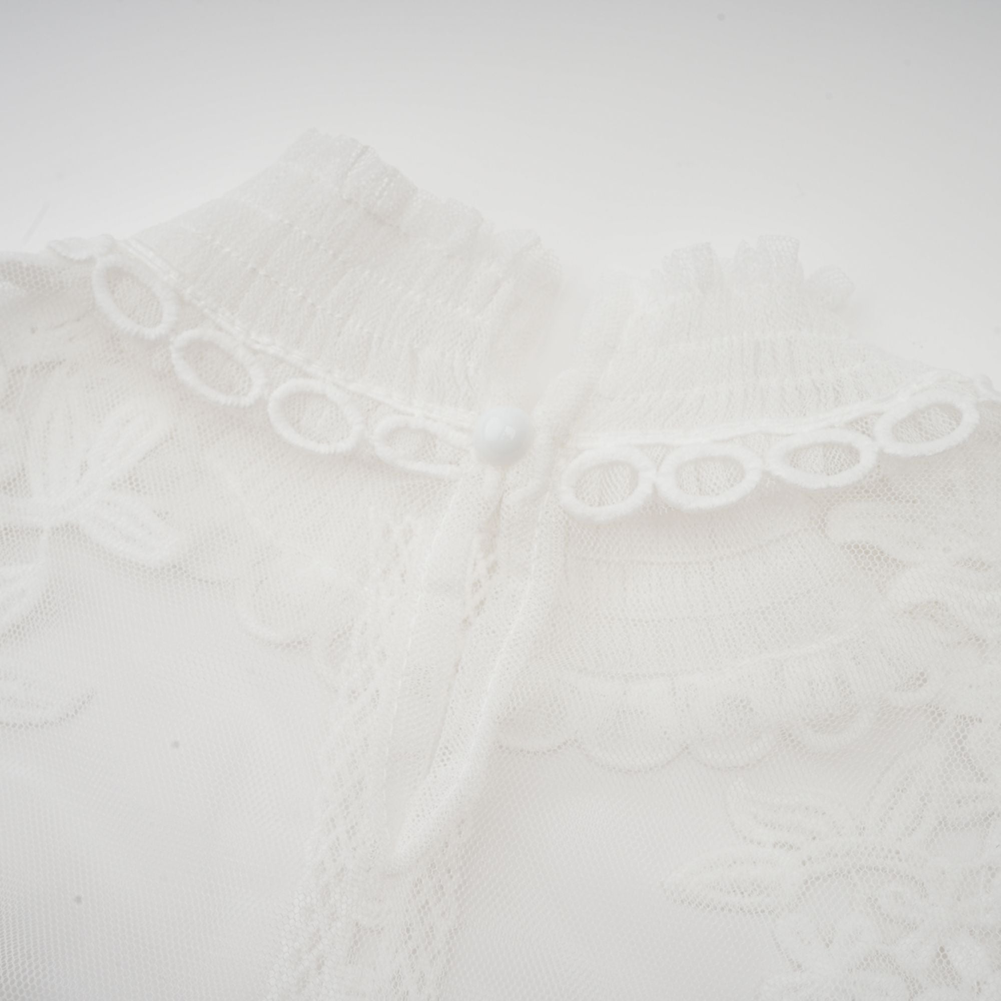 بلوزة آيزا شبه شفافة مزينة بالزهور