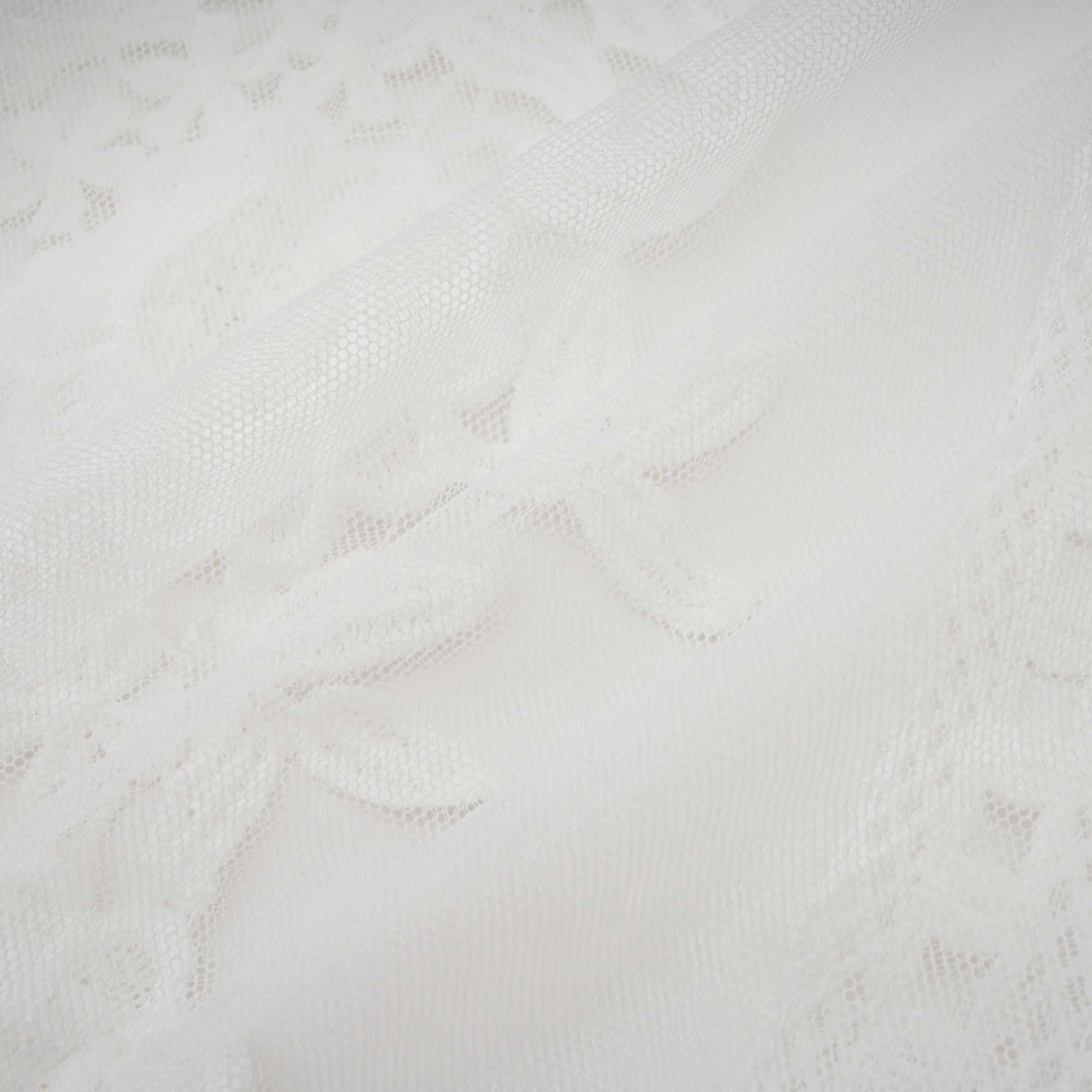 بلوزة آيزا شبه شفافة مزينة بالزهور