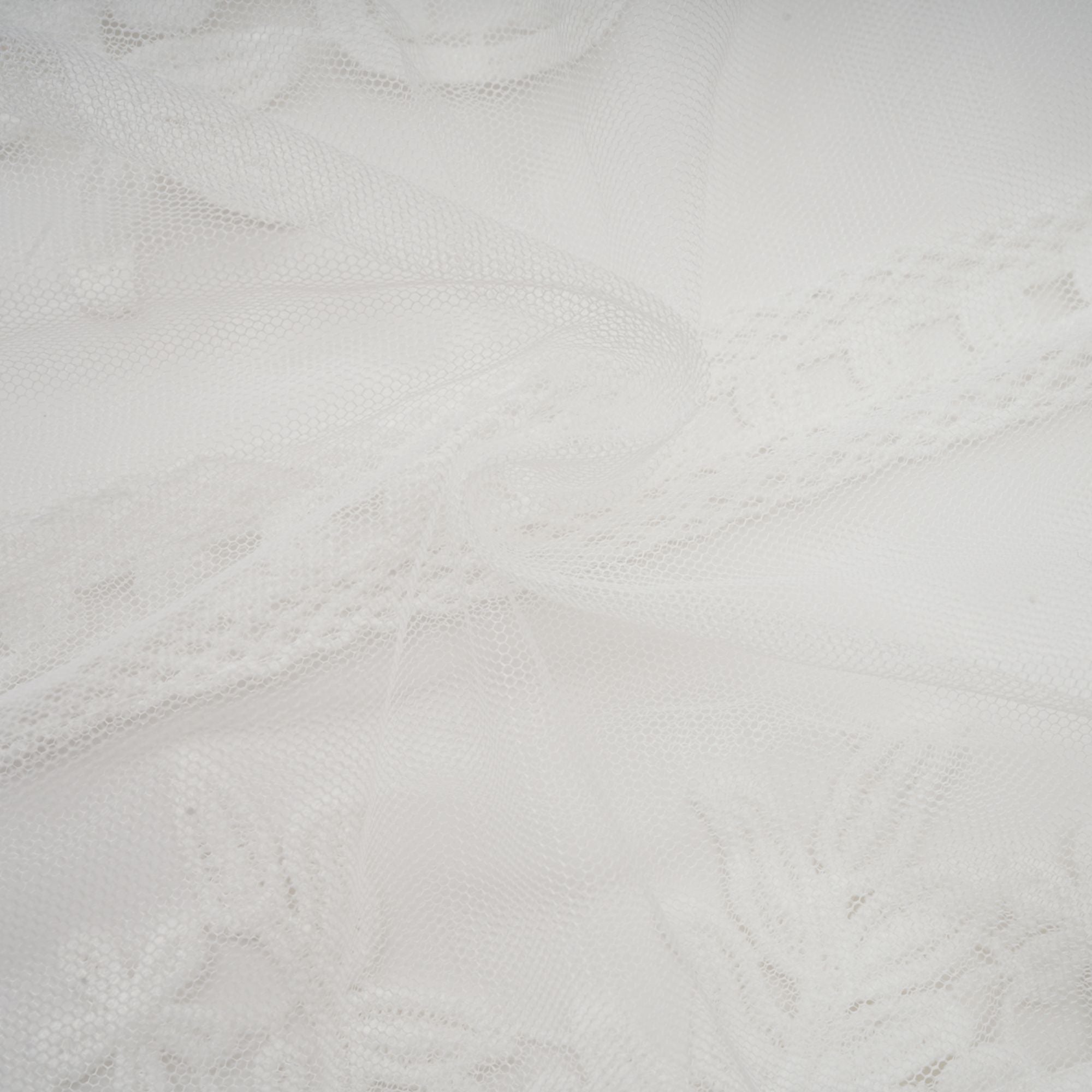 بلوزة آيزا شبه شفافة مزينة بالزهور