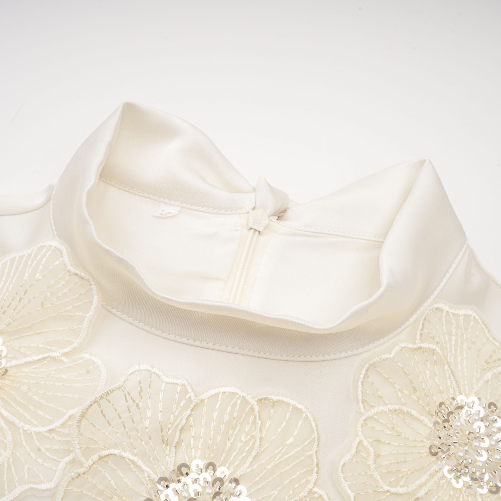 فستان إميلي متوسط الطول بدون أكمام ومزين بالورود باللون الأبيض