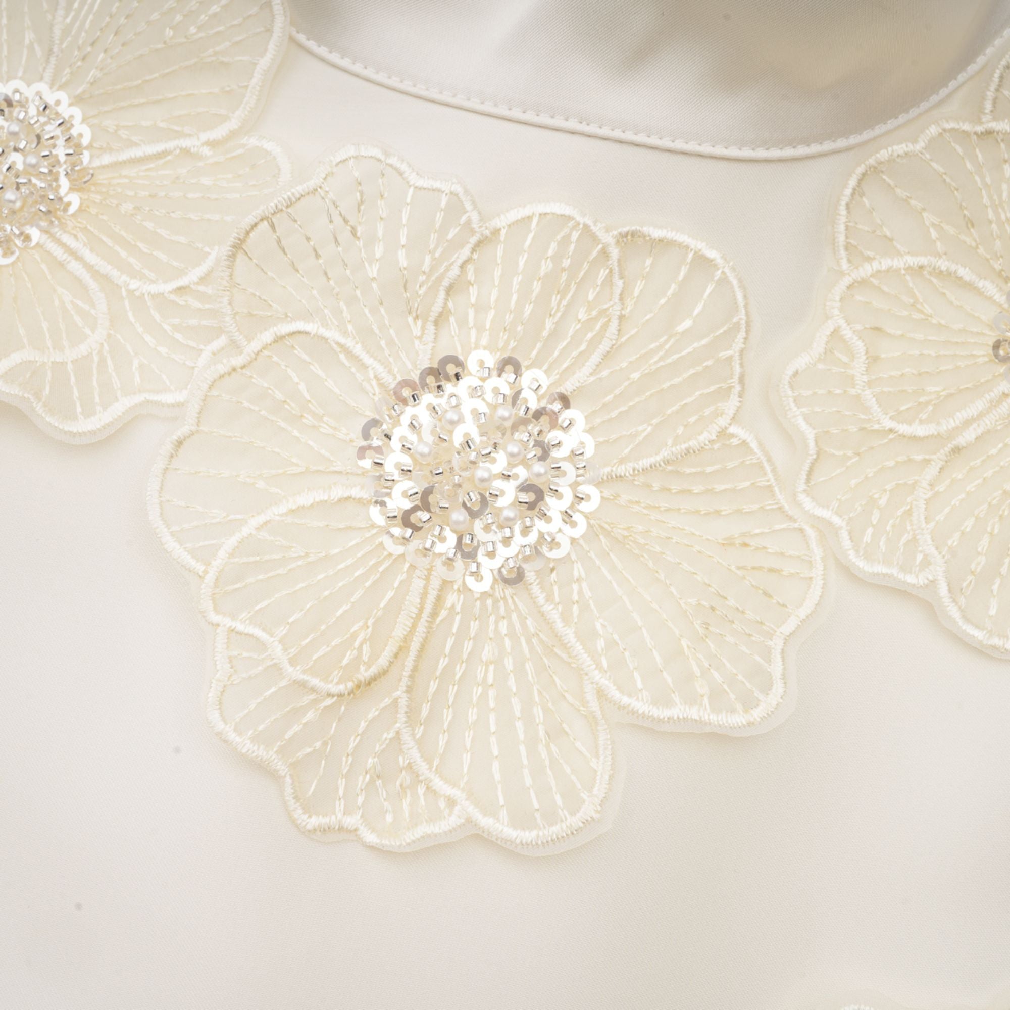 فستان إميلي متوسط الطول بدون أكمام ومزين بالورود باللون الأبيض