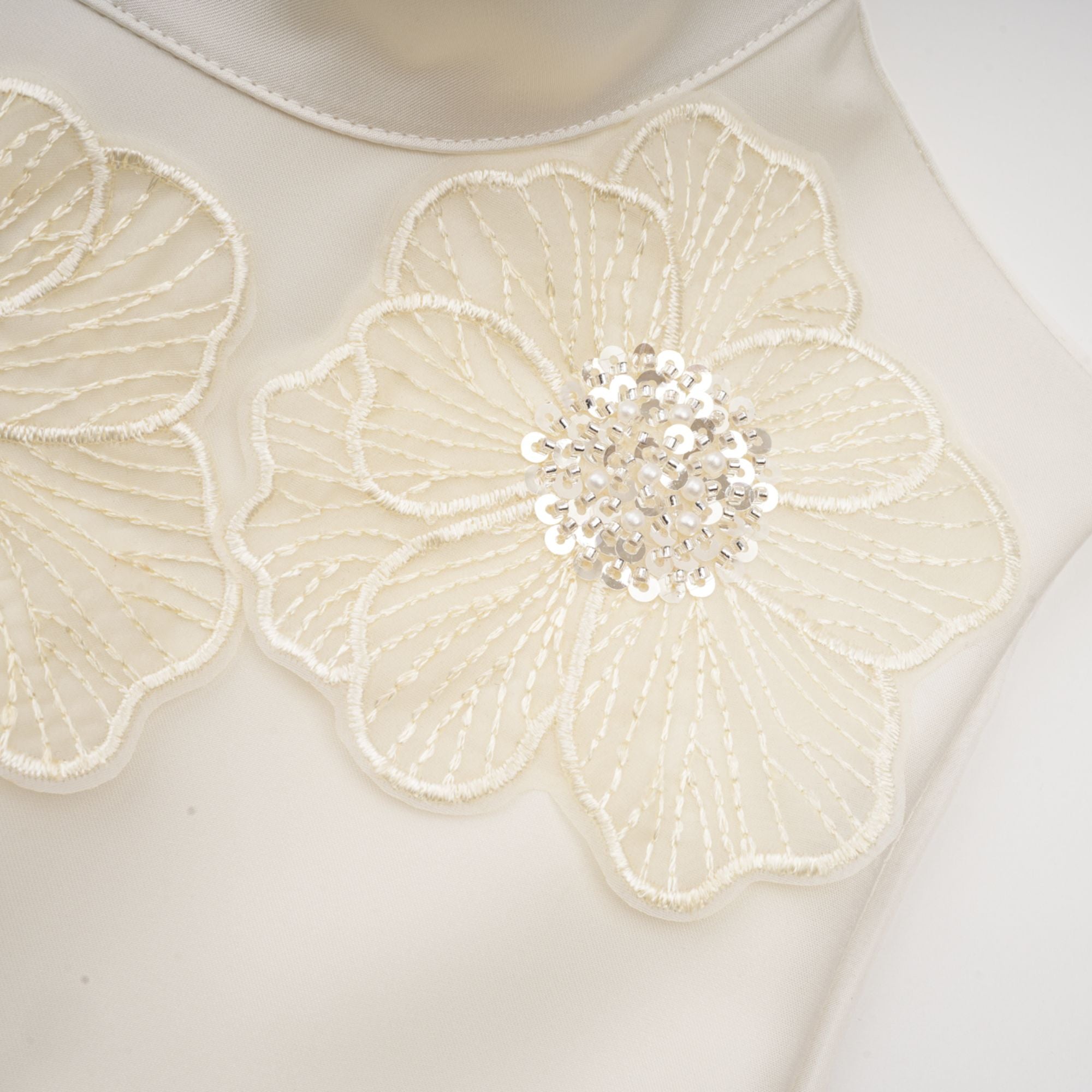 فستان إميلي متوسط الطول بدون أكمام ومزين بالورود باللون الأبيض