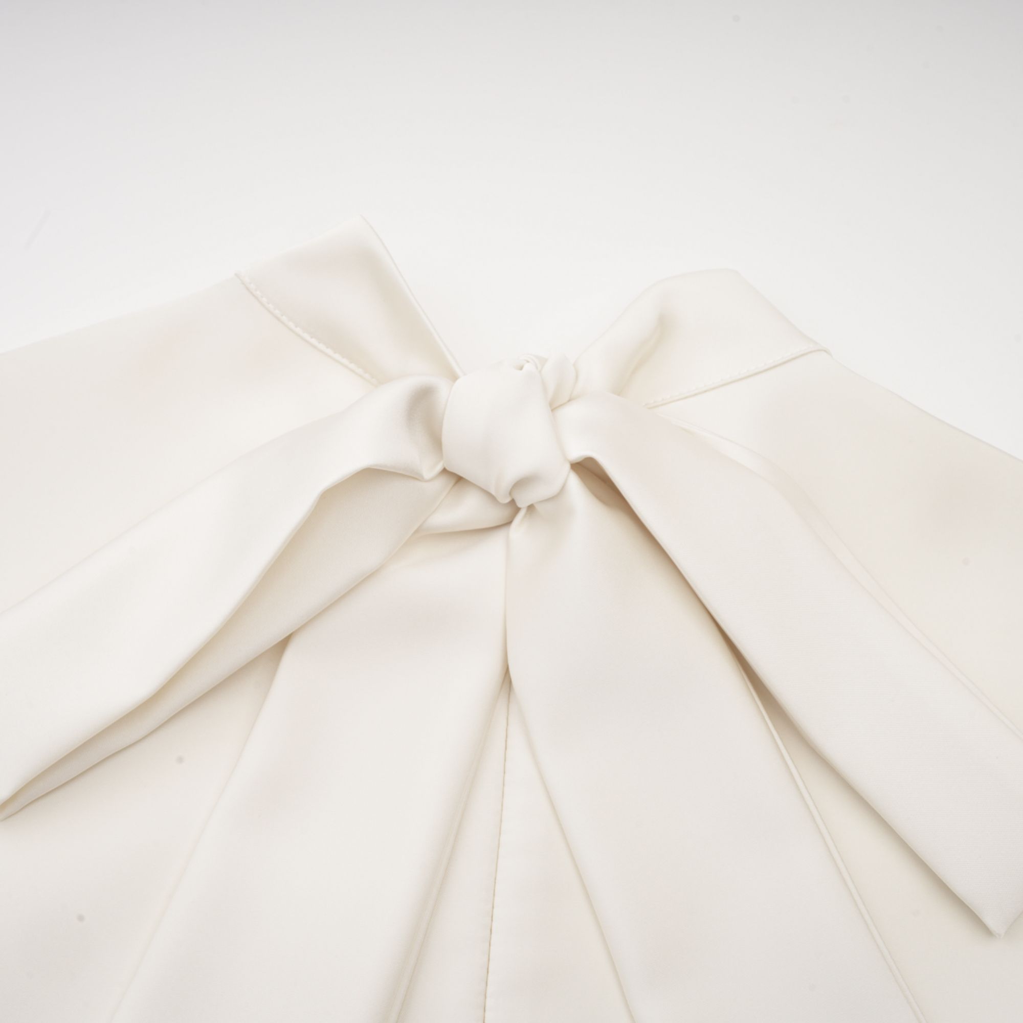 فستان إميلي متوسط الطول بدون أكمام ومزين بالورود باللون الأبيض