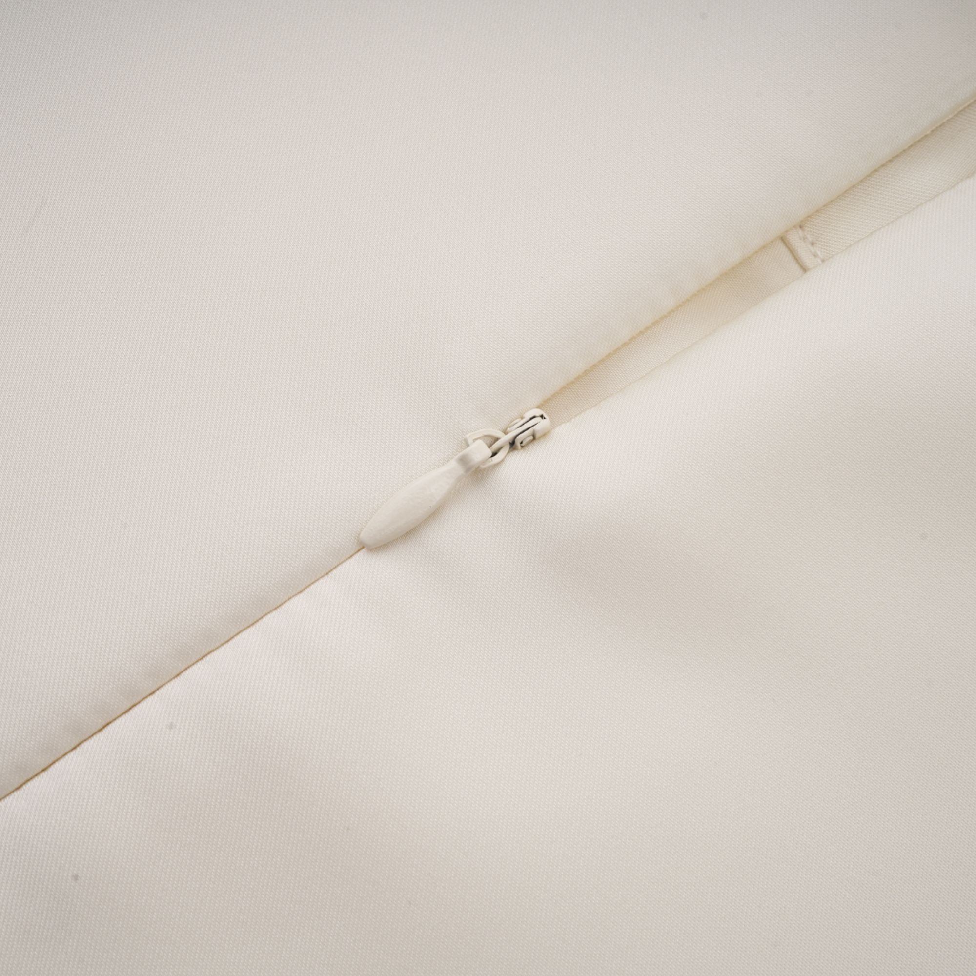 فستان إميلي متوسط الطول بدون أكمام ومزين بالورود باللون الأبيض