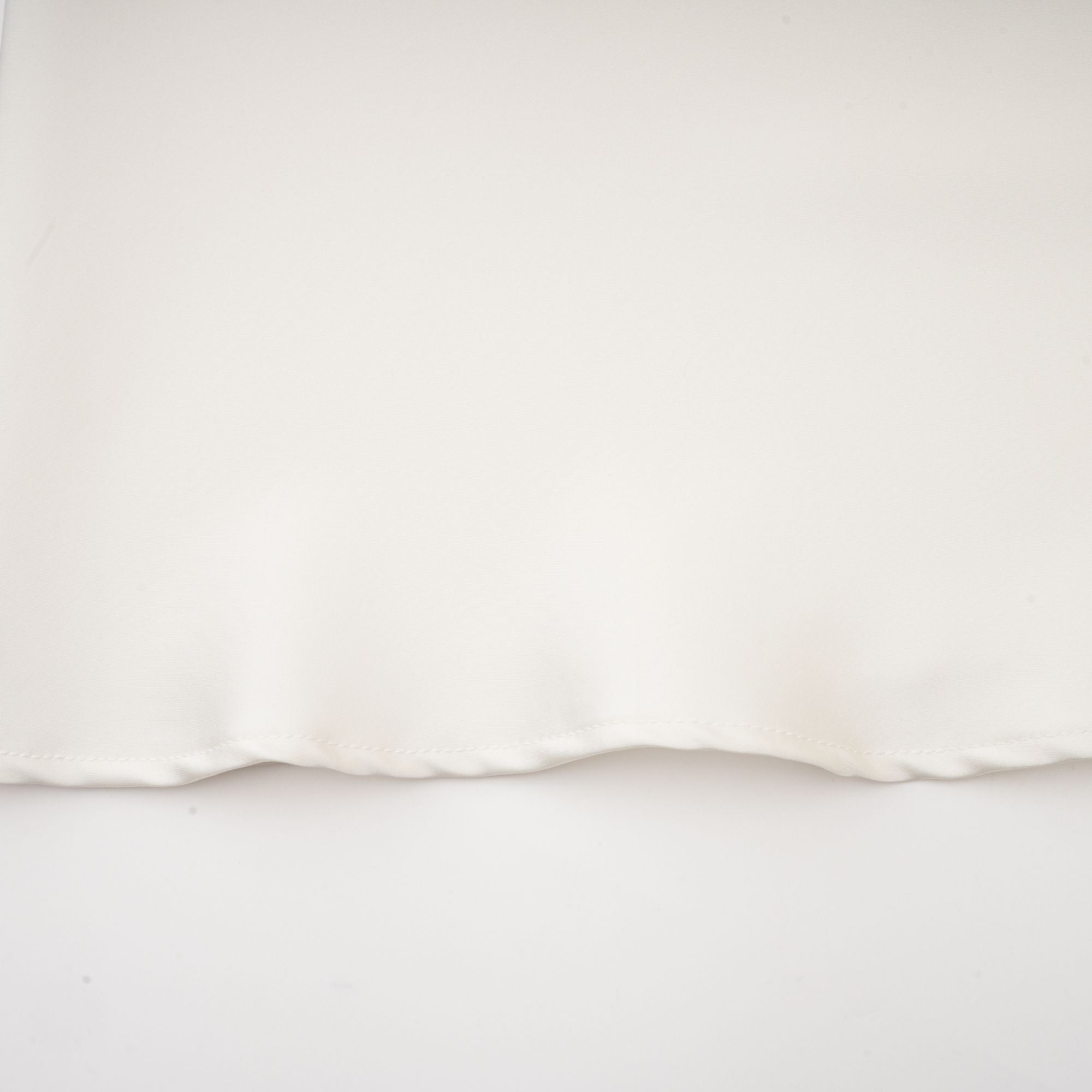 فستان إميلي متوسط الطول بدون أكمام ومزين بالورود باللون الأبيض