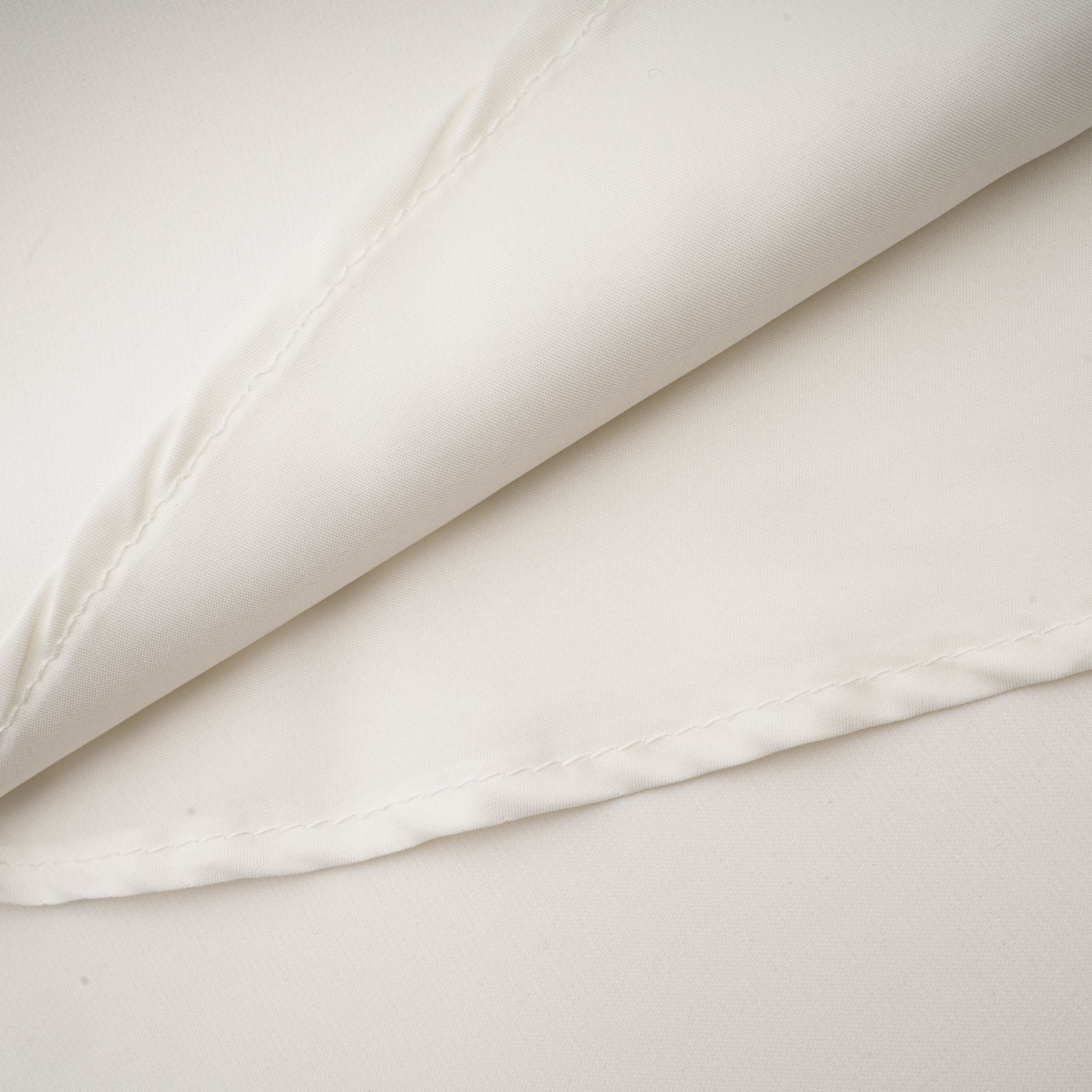 فستان إميلي متوسط الطول بدون أكمام ومزين بالورود باللون الأبيض