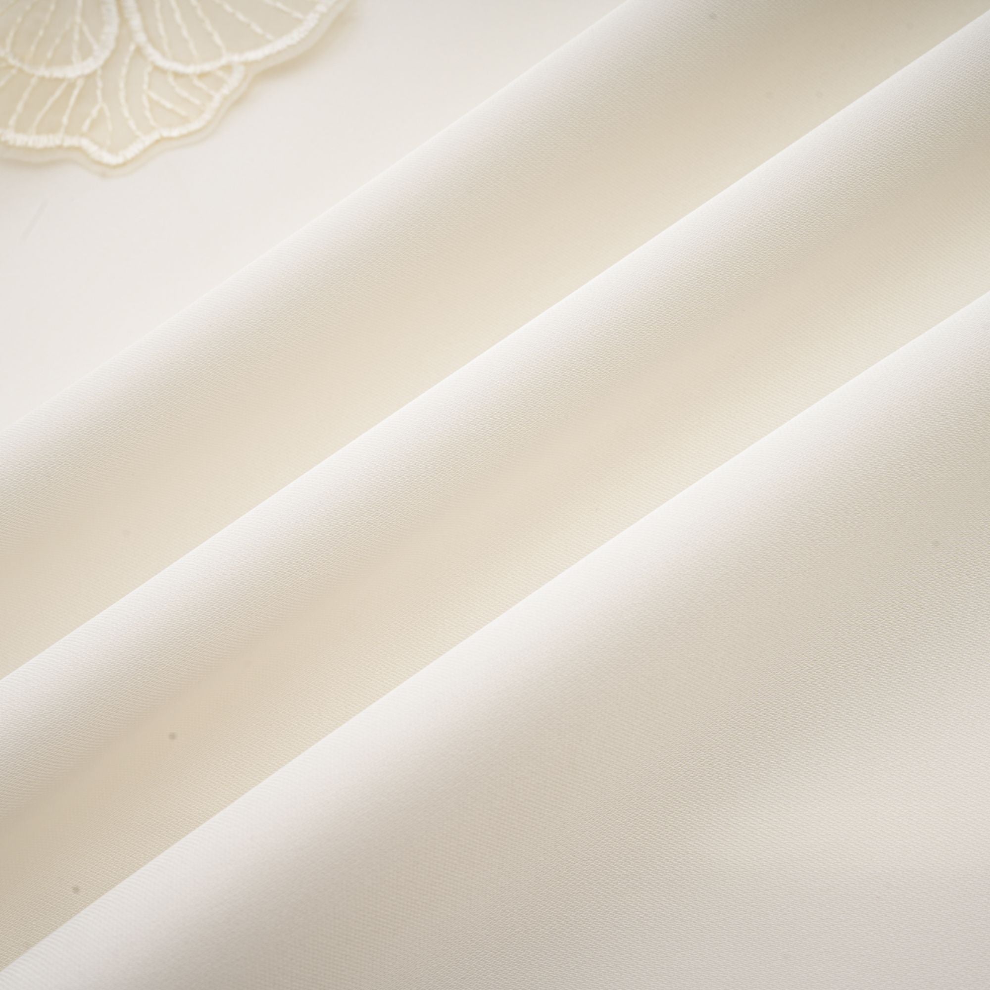 فستان إميلي متوسط الطول بدون أكمام ومزين بالورود باللون الأبيض