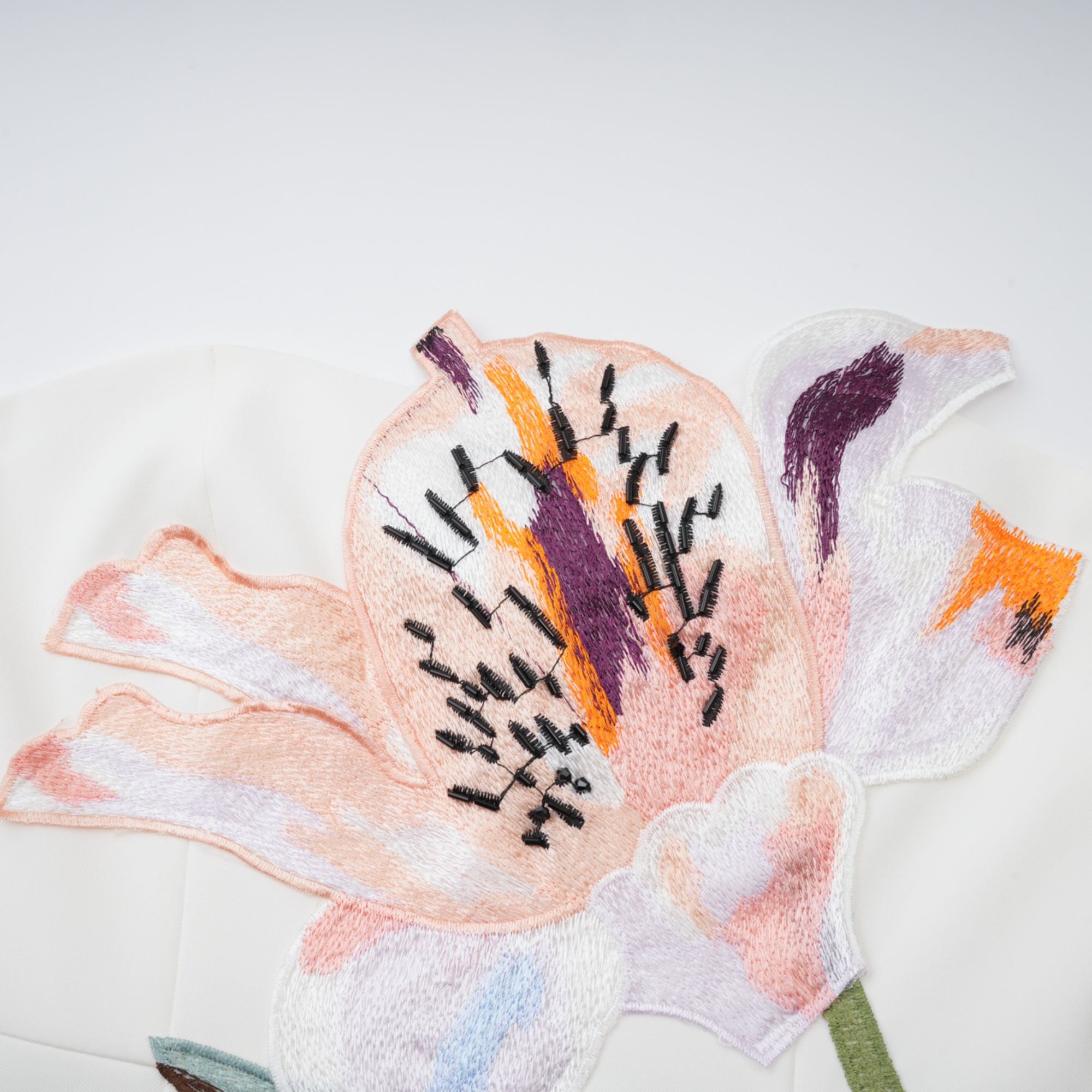 فستان قصير مطرز بالزهور باللون الأبيض من Automne