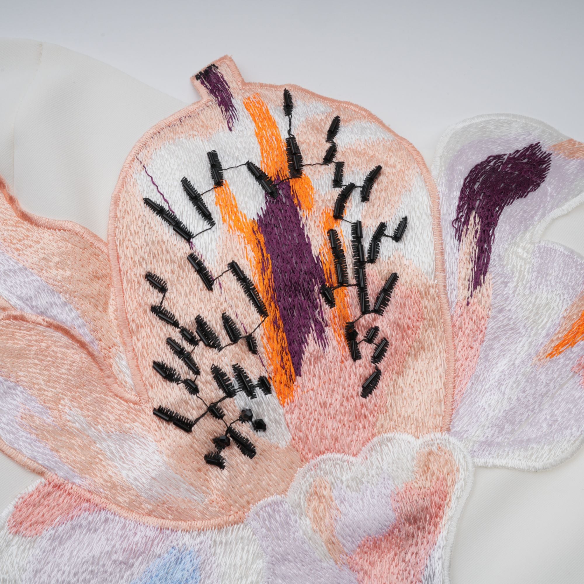 فستان قصير مطرز بالزهور باللون الأبيض من Automne