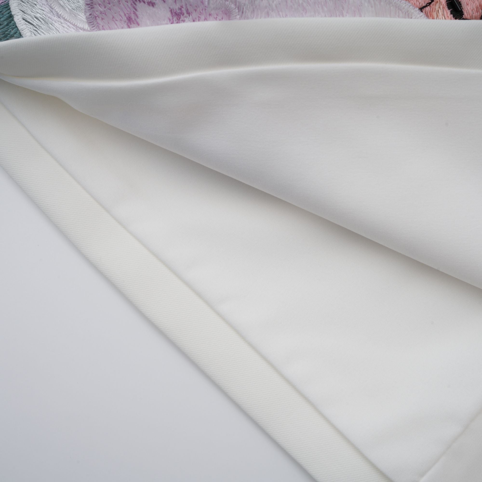 فستان قصير مطرز بالزهور باللون الأبيض من Automne