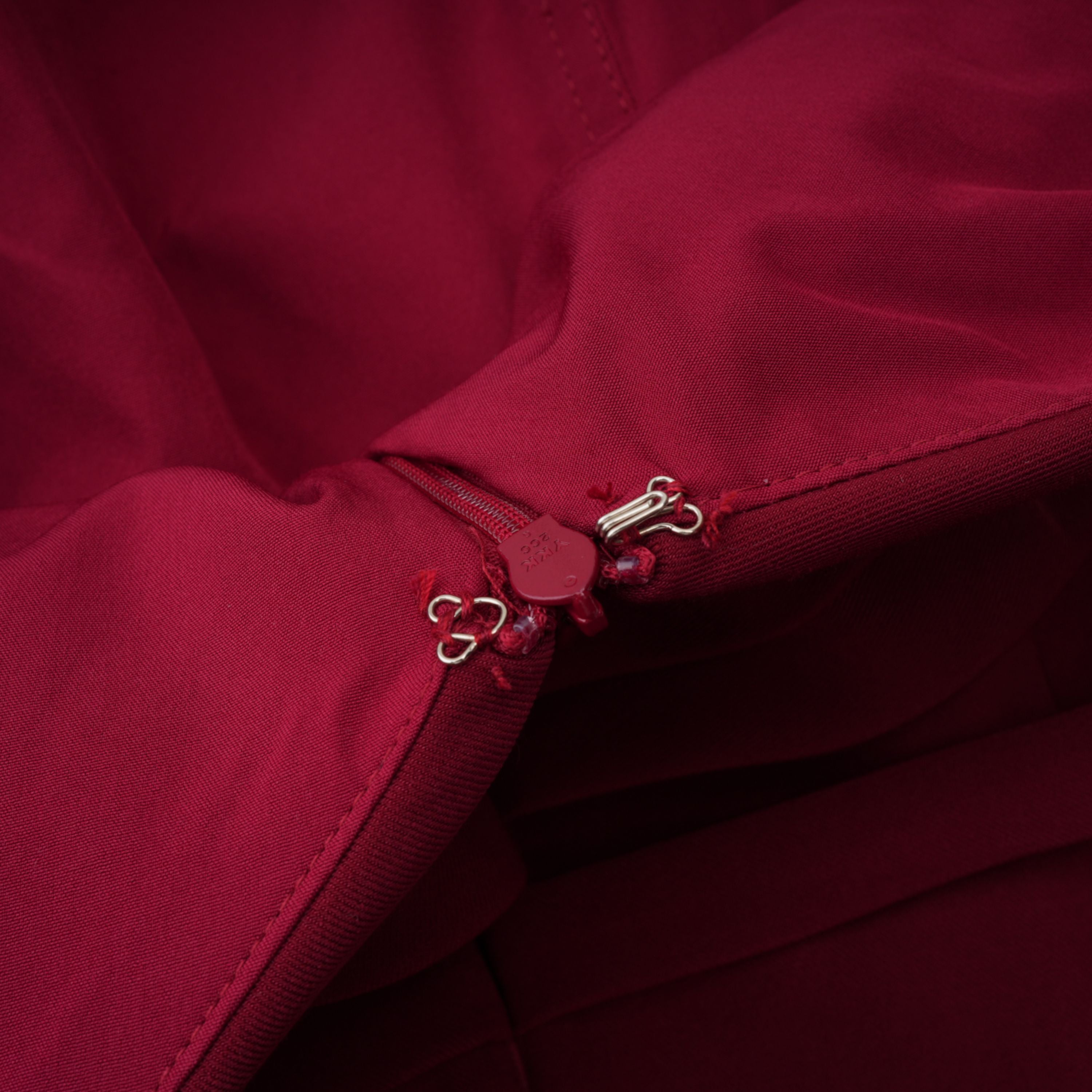 فستان طويل بياقة شال مزينة بزخارف حمراء من Lauren