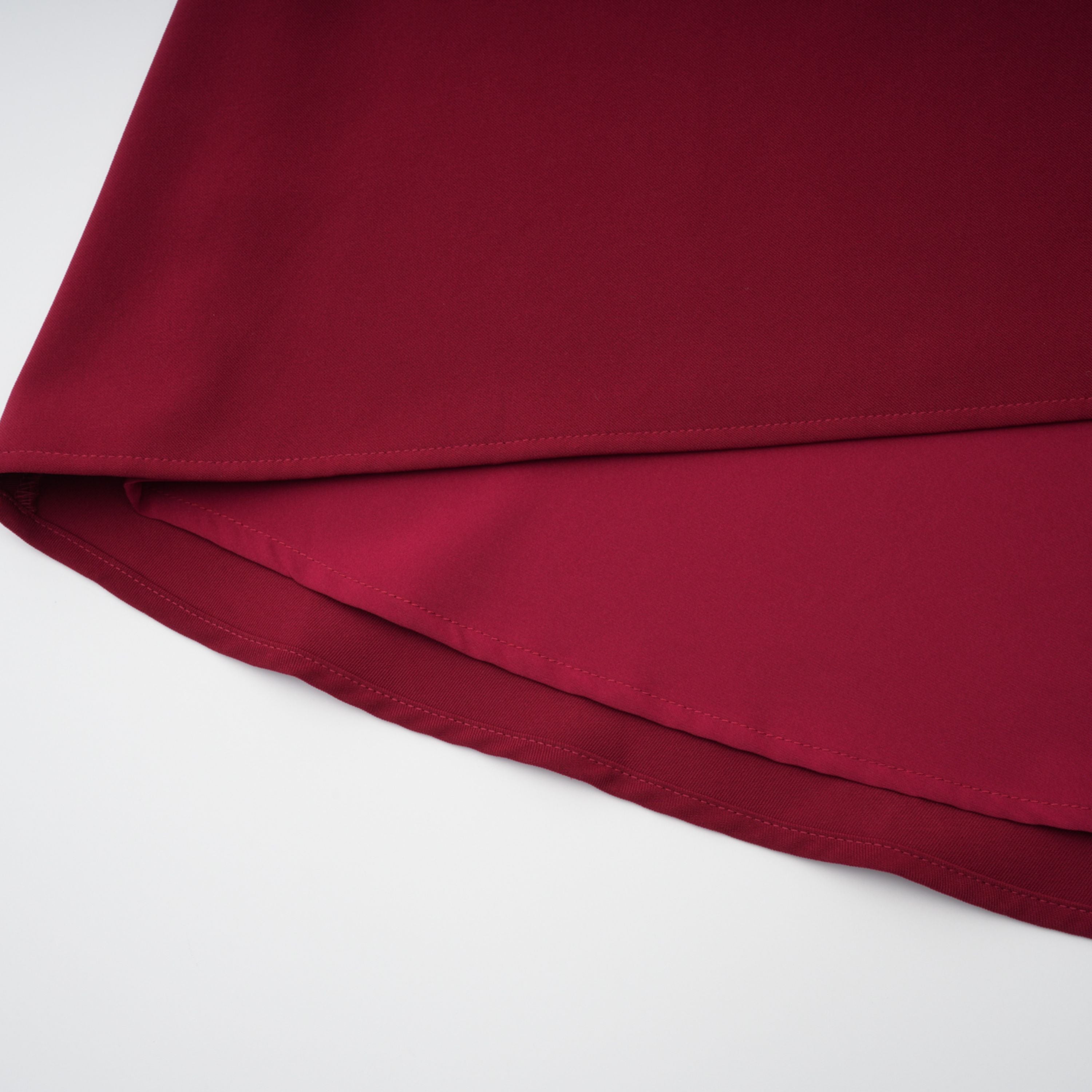 فستان طويل بياقة شال مزينة بزخارف حمراء من Lauren