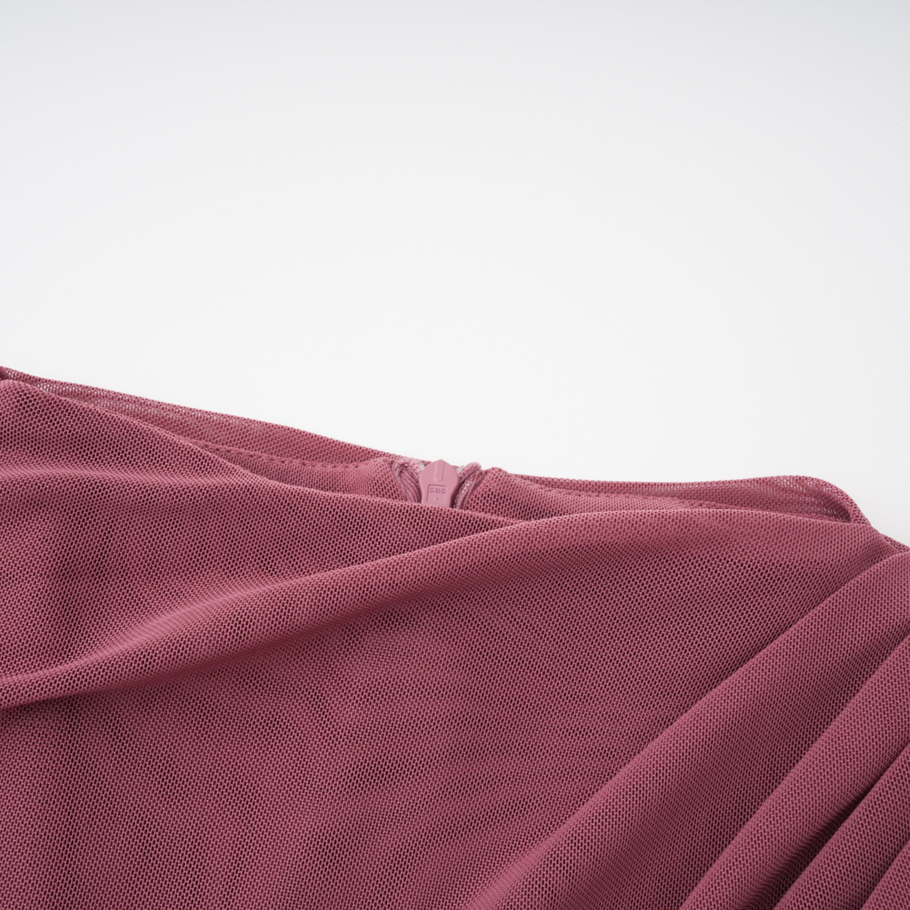 Liliana Brown Asymmetrisches Maxikleid mit gerafftem Cape