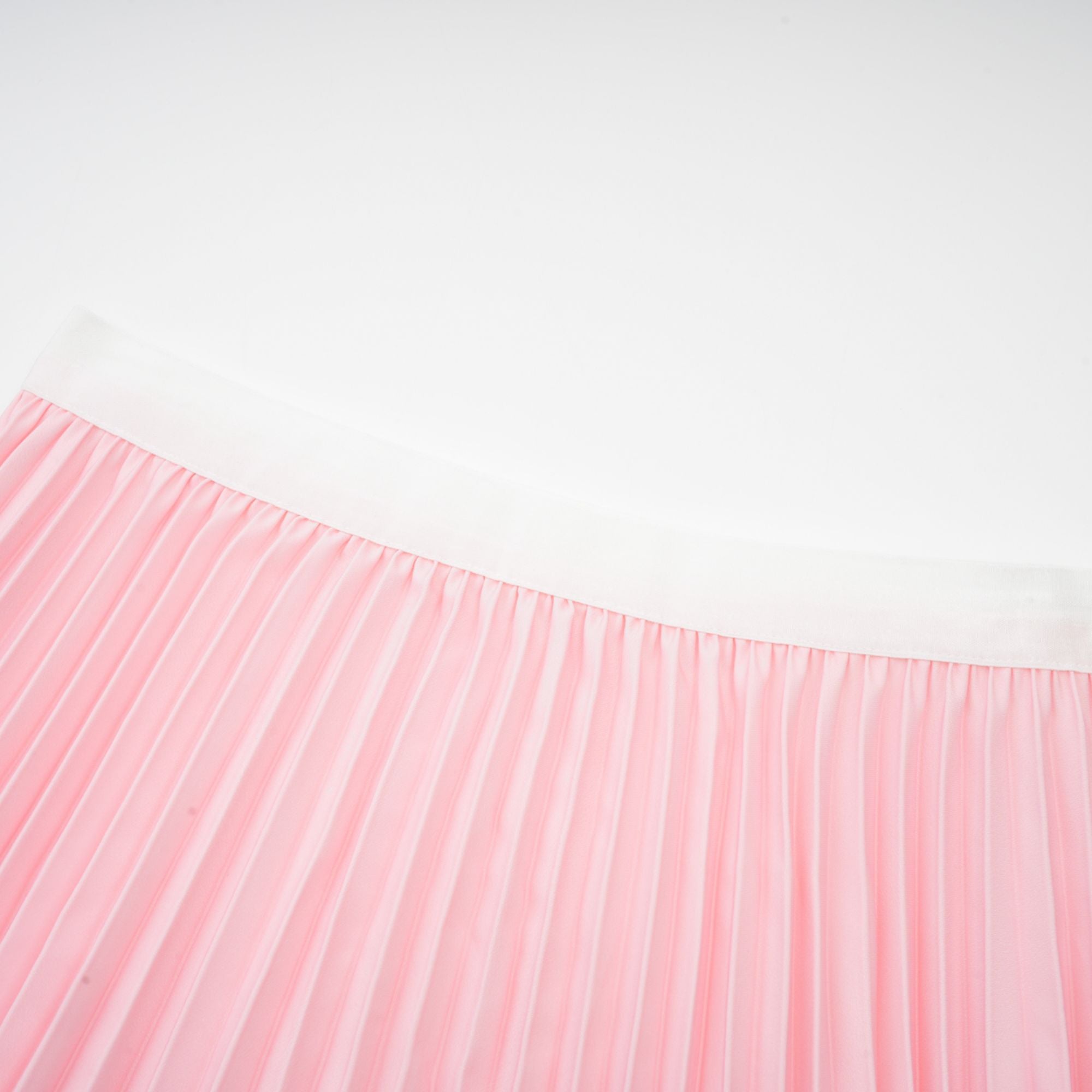 طقم Justine المكون من بلوزة وتنورة متناسقة بطبعات الأزهار