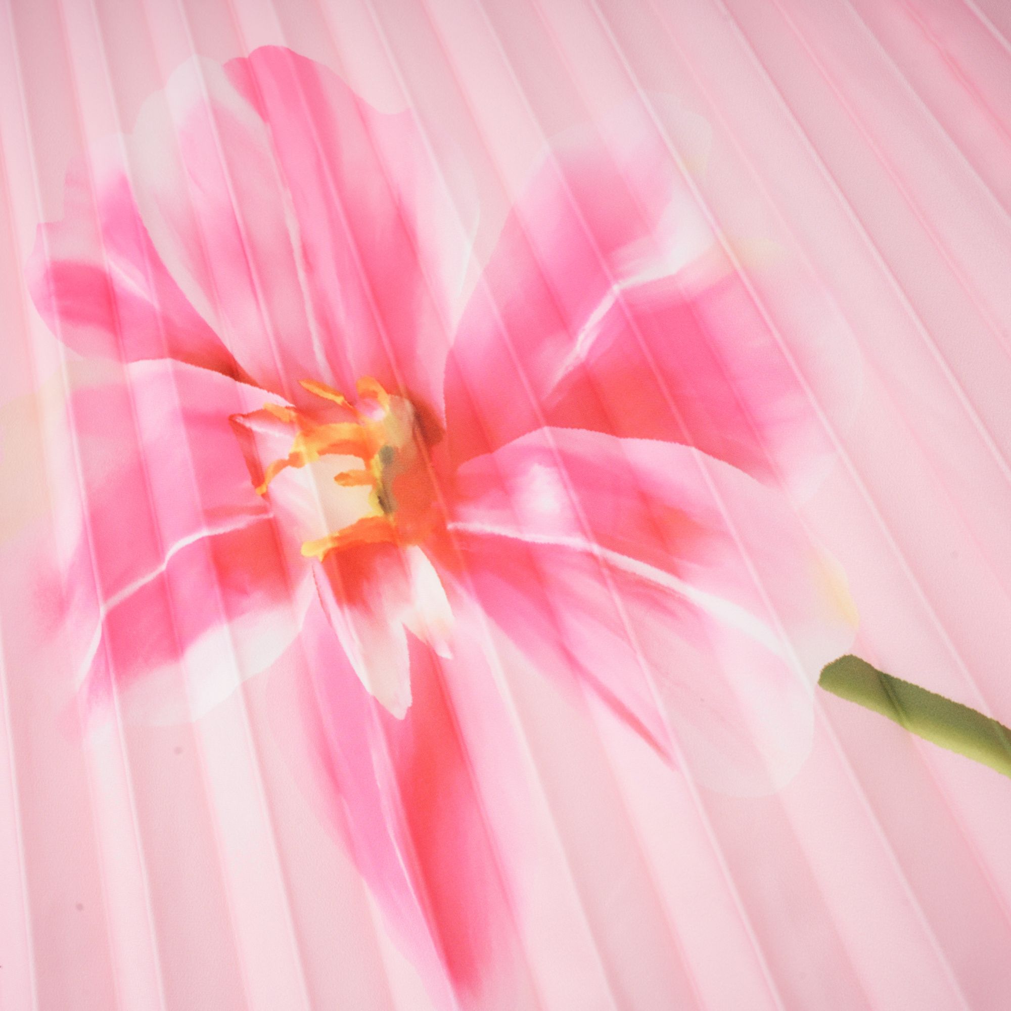 طقم Justine المكون من بلوزة وتنورة متناسقة بطبعات الأزهار