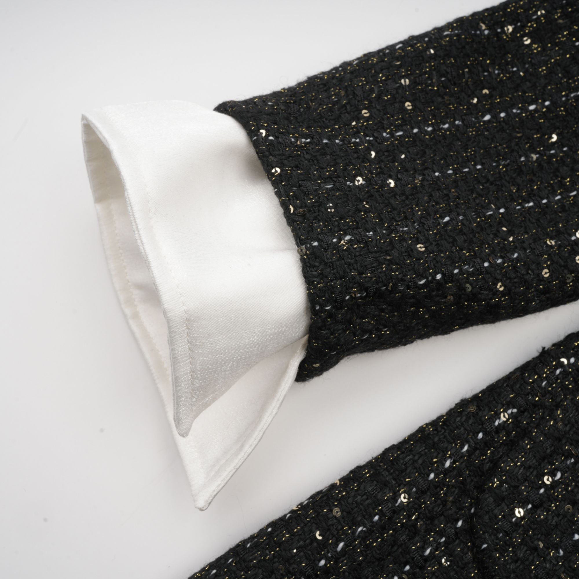 فستان أودري القصير من قماش التويد المزين بالترتر الأسود