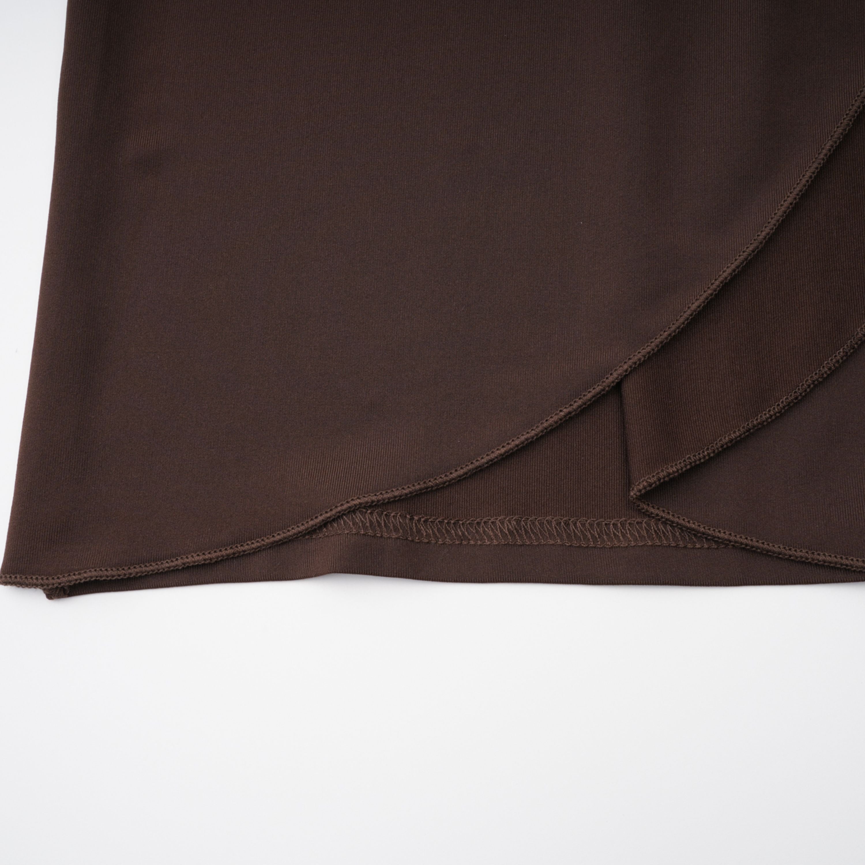 Neve Brown Maxikleid mit hohem Kragen und gedrehtem Knoten