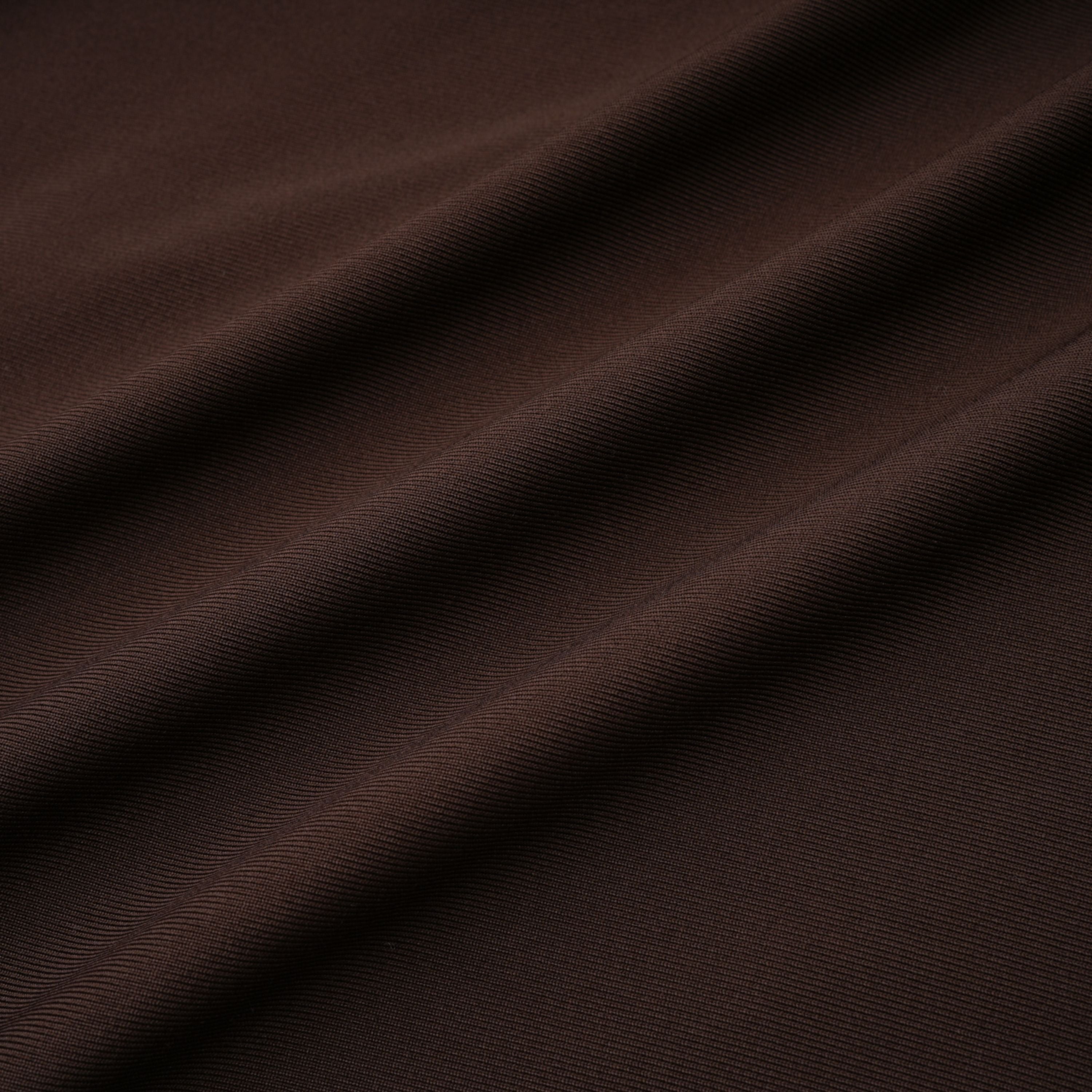 Neve Brown Maxikleid mit hohem Kragen und gedrehtem Knoten