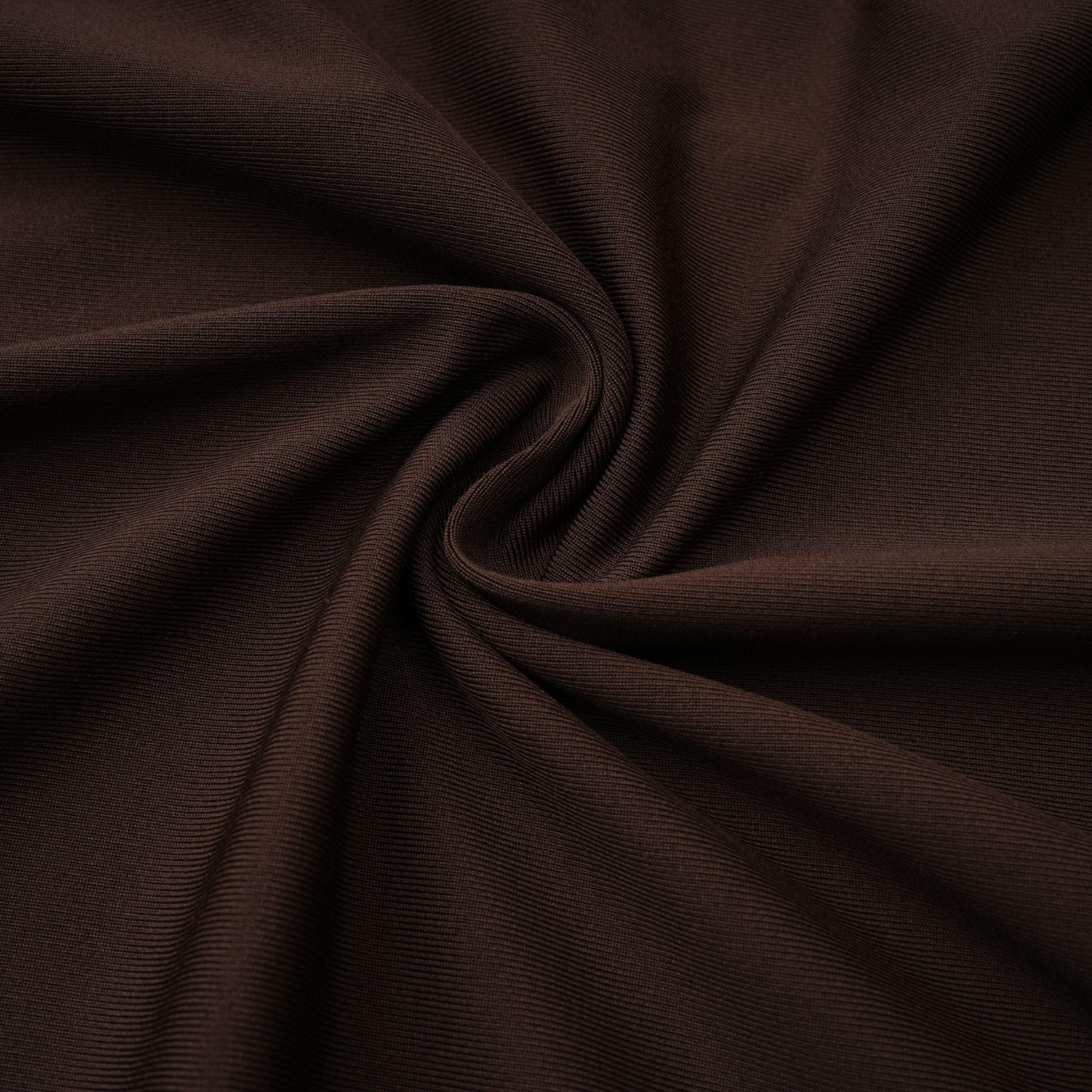 Neve Brown Maxikleid mit hohem Kragen und gedrehtem Knoten