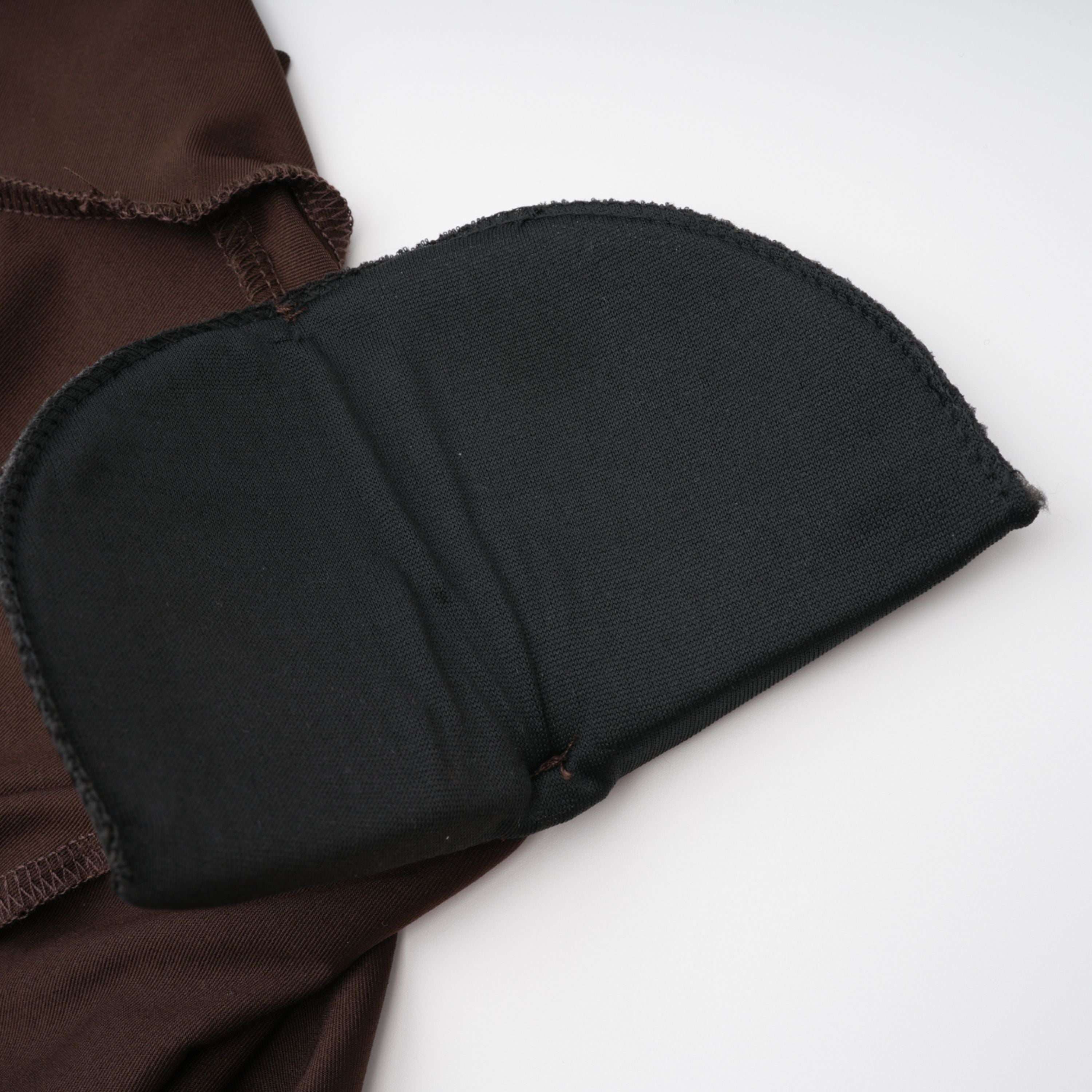 Neve Brown Maxikleid mit hohem Kragen und gedrehtem Knoten