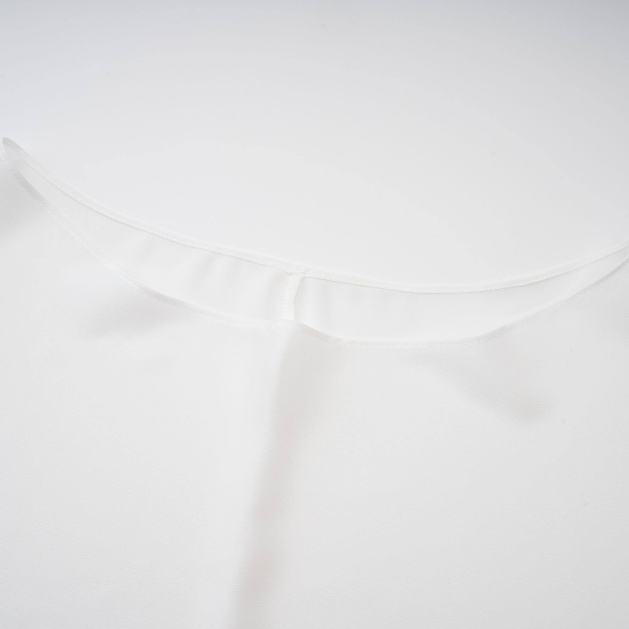 طقم ليوني من عباءة وفستان من التول الأبيض